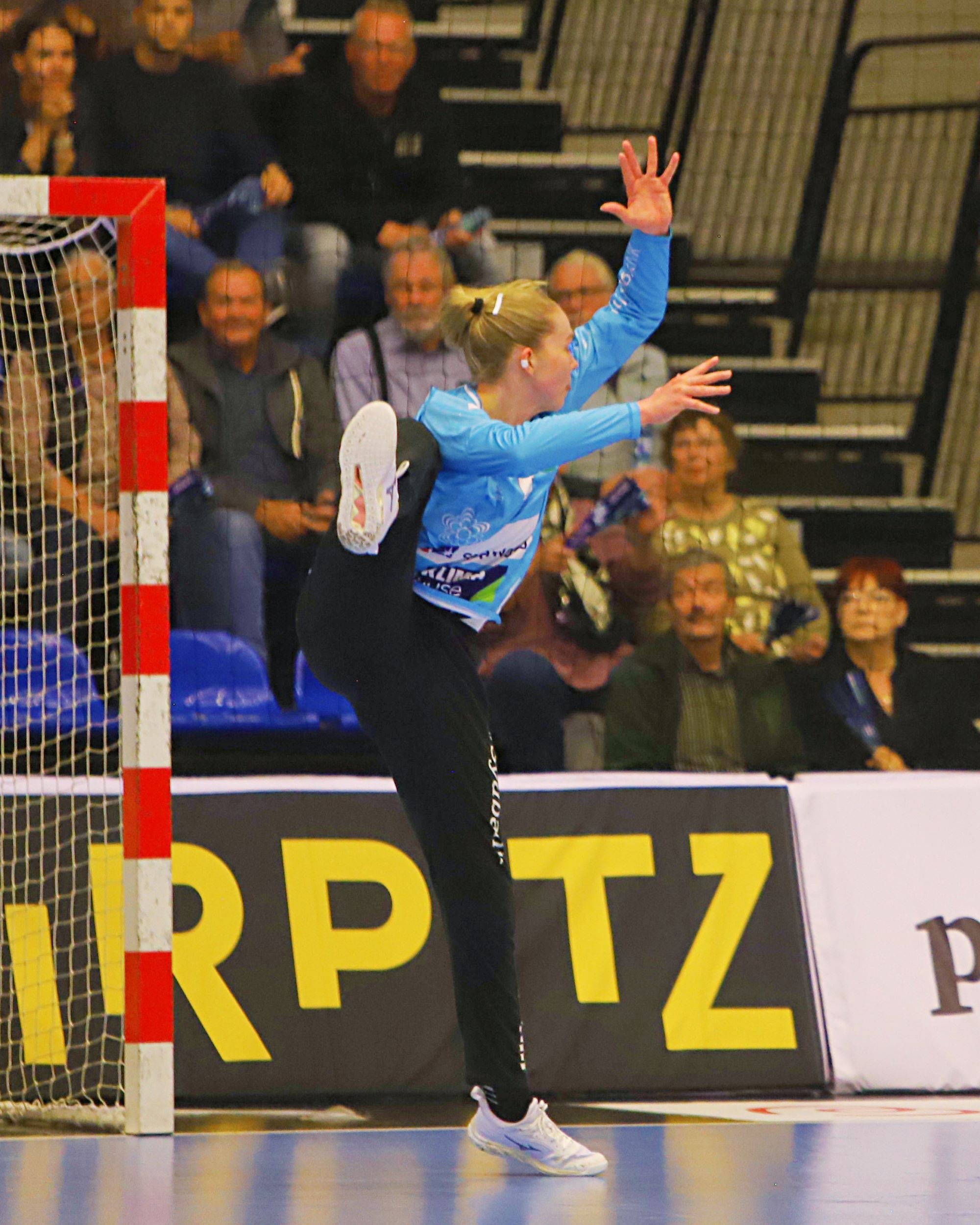 Den tidligere Team Esbjerg-keeper Amalie Milling fyldte godt i målet ved fløjskud og spillede generelt en god kamp. Foto: Johnny Tauman.