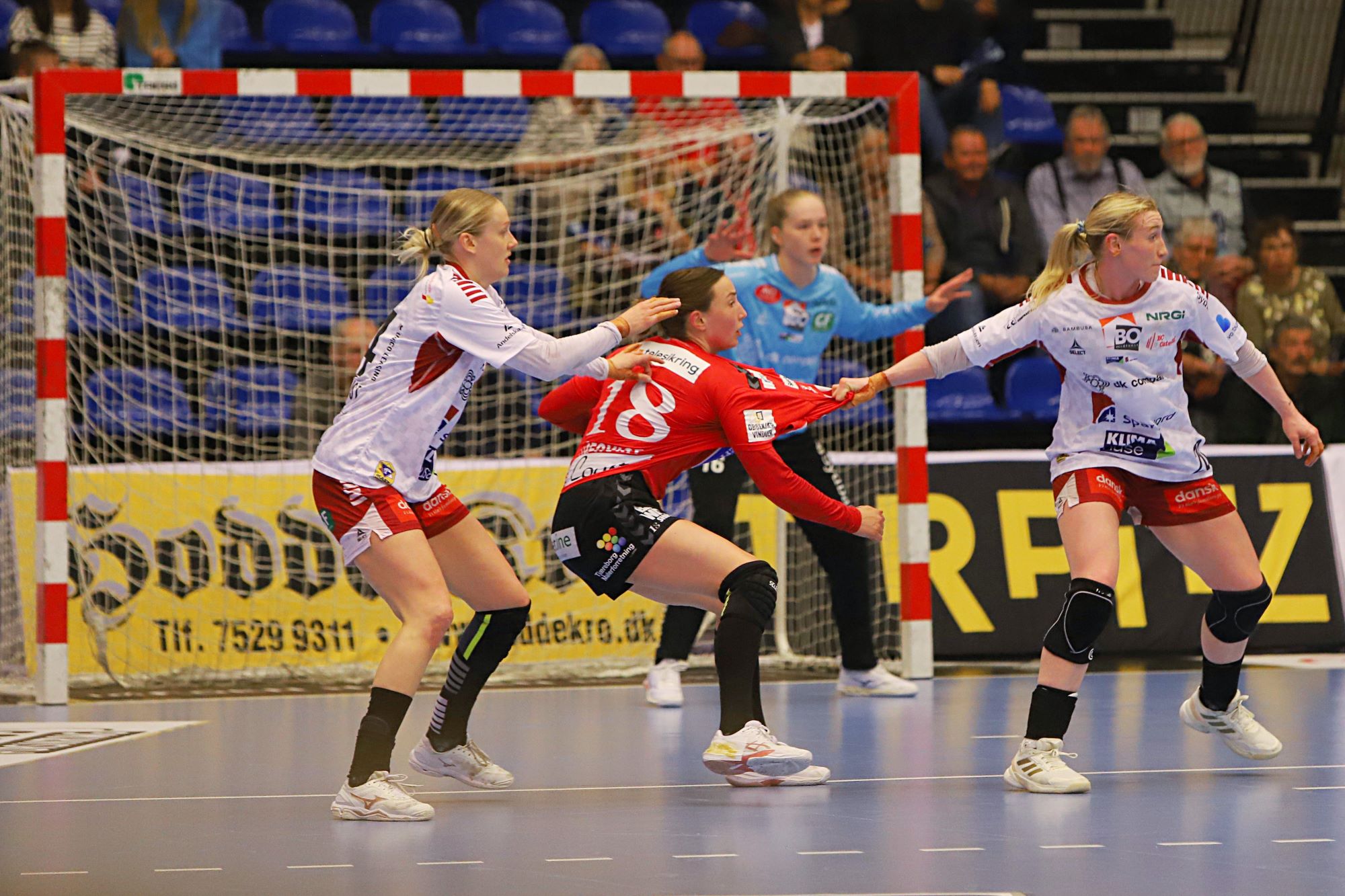 Olivia Löfqvist havde det svært i det offensive spil - her fastholdt. Foto: Johnny Tauman.