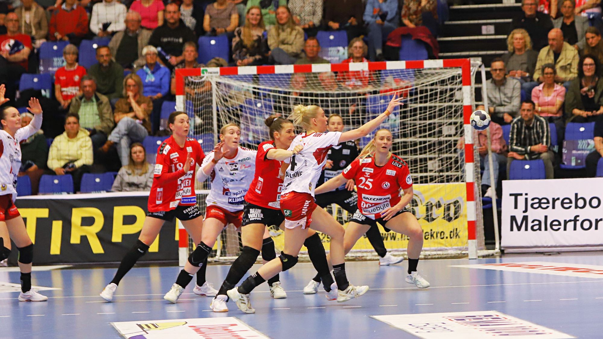 Ikasts Julie Scaglione bremset i første halvleg - hun leverede bedre forsøg efter pausen. Foto: Johnny Tauman.