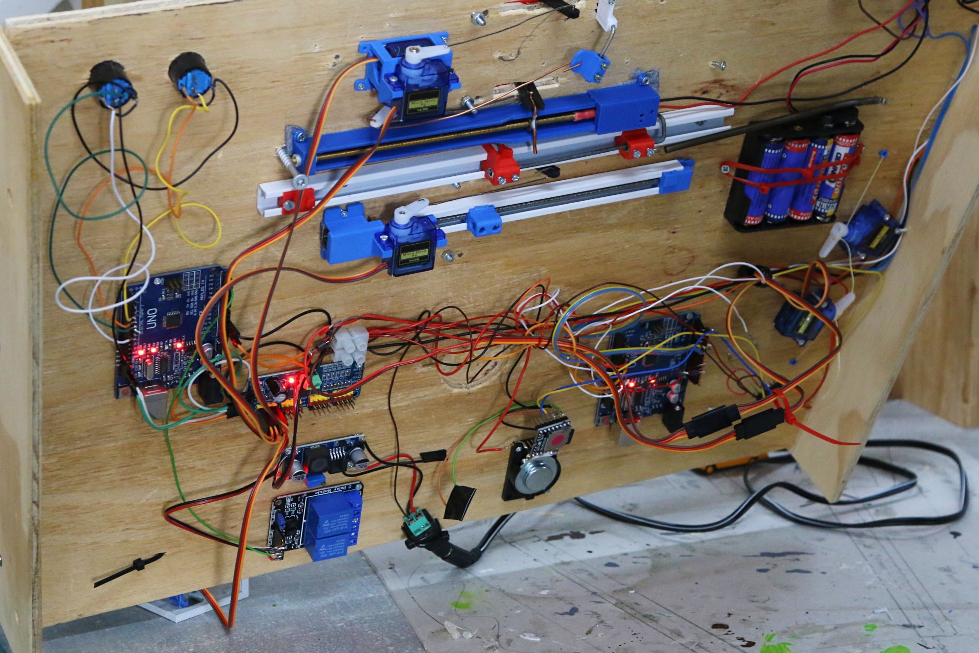 Prøveopstillinger set fra bunden - kun for elektronik-nørder. Foto: Johnny Tauman.