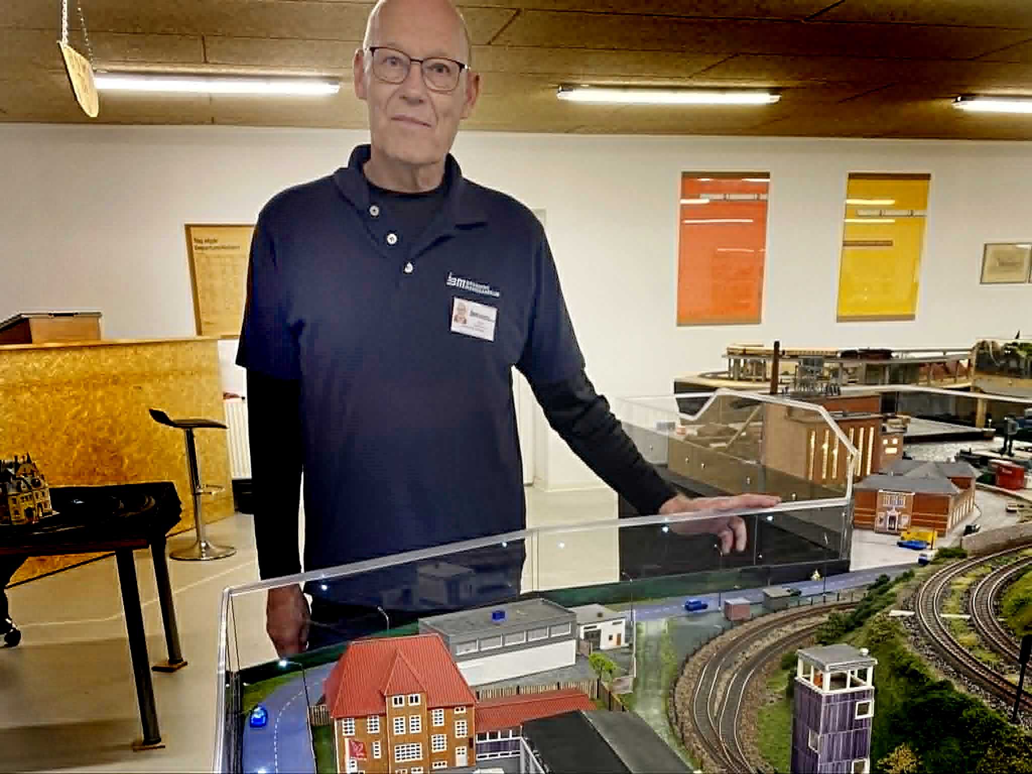 Lars Erik Larsen nyder at nørde med sine elektronisk specialiteter. Foto: Johnny Tauman.