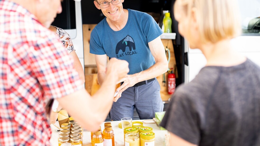 Man kan med fordel medbringe sin egen kurv, inden man går på opdagelse og indkøb hos de lokale producenter. PR-foto.