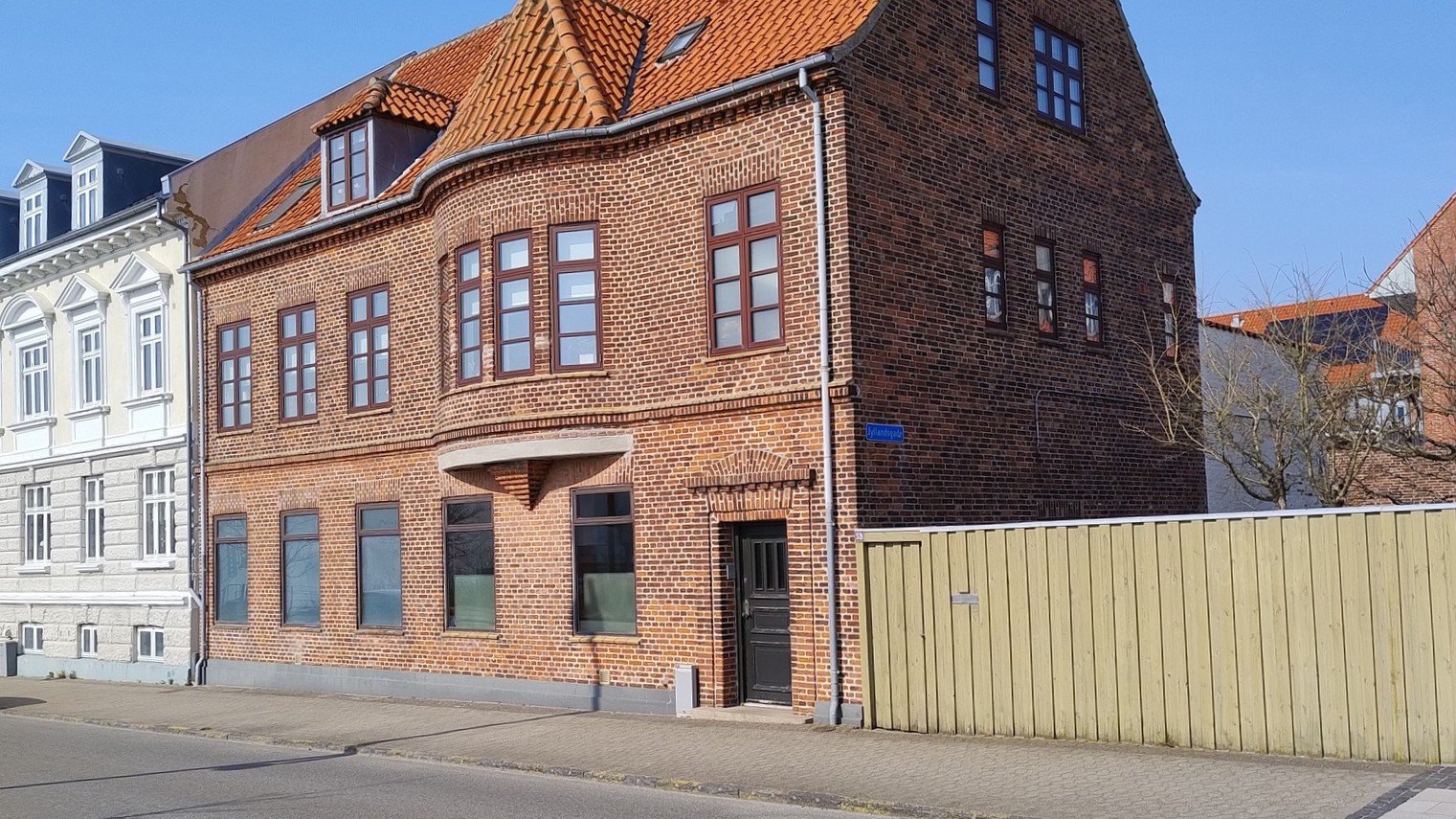 Huset på hjørnet af Havnegade og Jyllandsgade, hvor mejerist Karl Juhl Hansen begyndte sit is-eventyr i 1942. Arkivfoto.