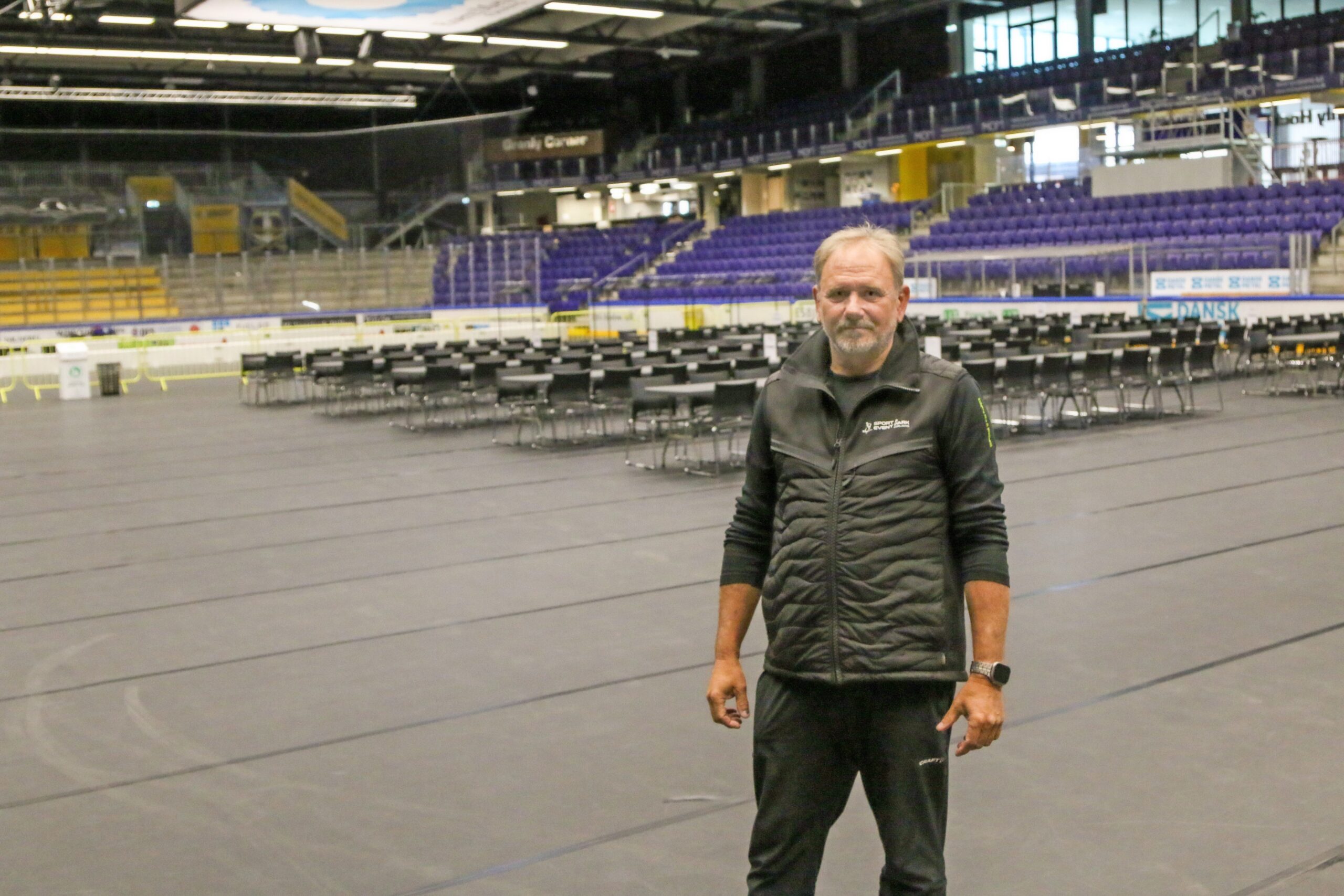 Henrik Due i hallen med opstilling til festmiddag. Foto: Johnny Tauman.