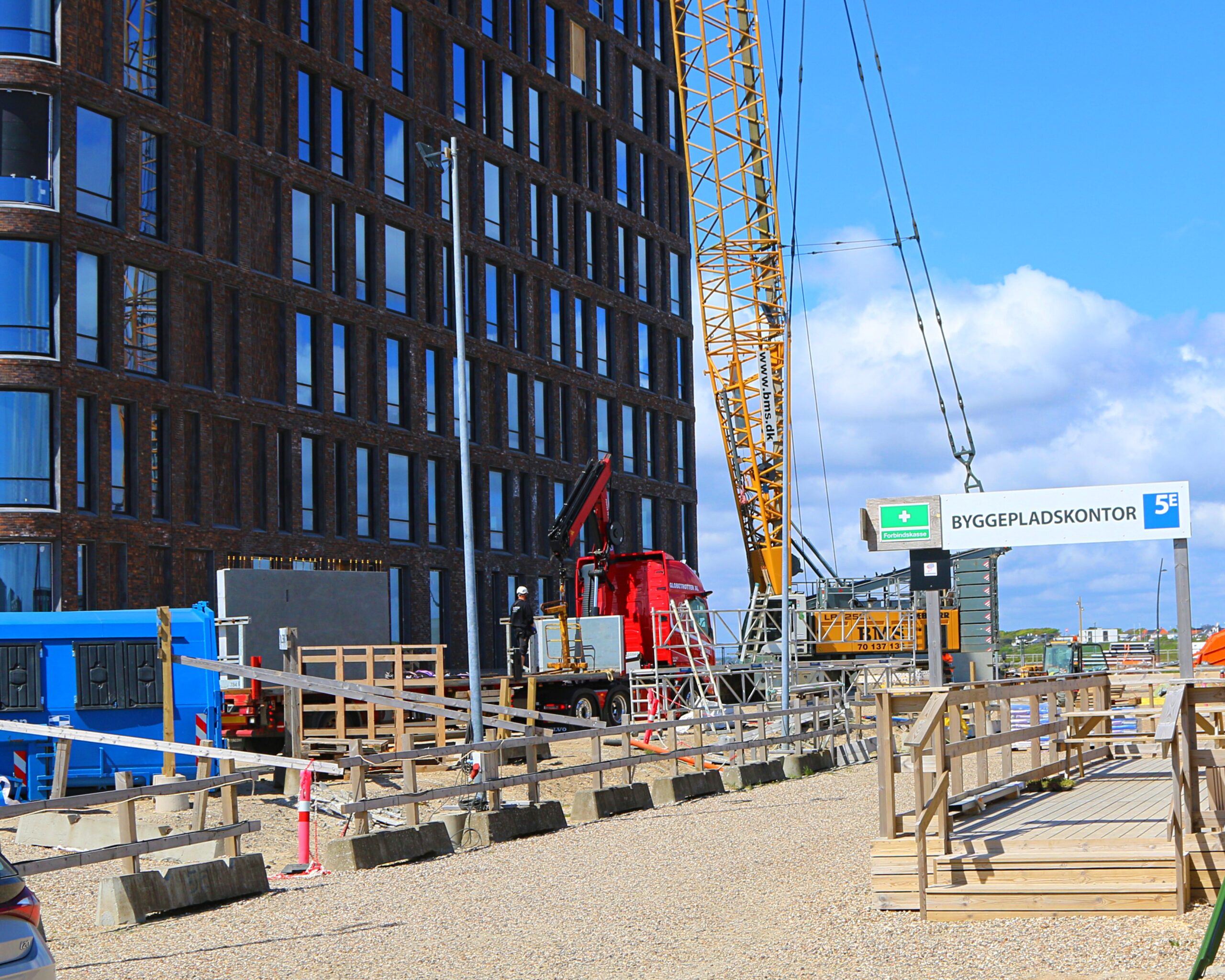 Der er skrappe sikkerhedsregler på byggepladsen - hvor der er kontorer i en række pavilloner. Foto: Johnny Tauman.