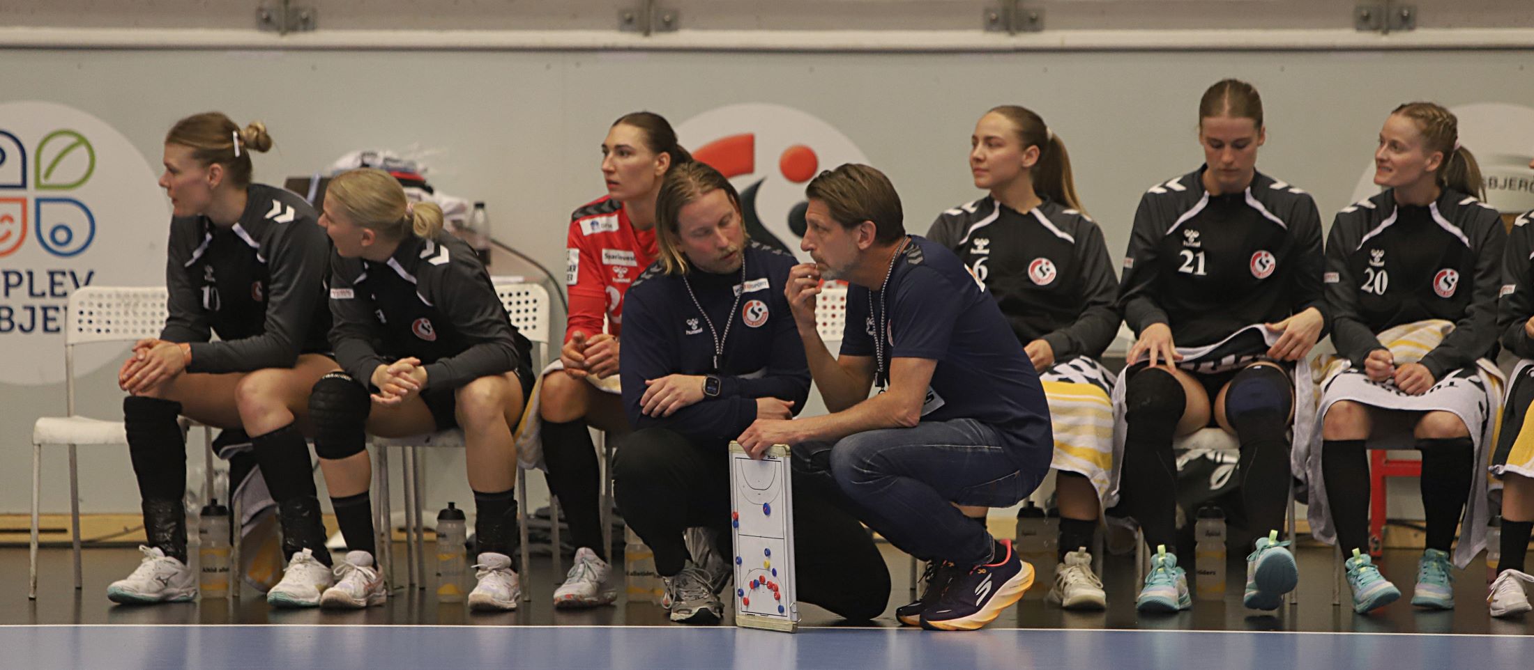 Tomas Axnér drøfter taktikken med assistentræner Christian Knutzon Køhler. Foto: Johnny Tauman.