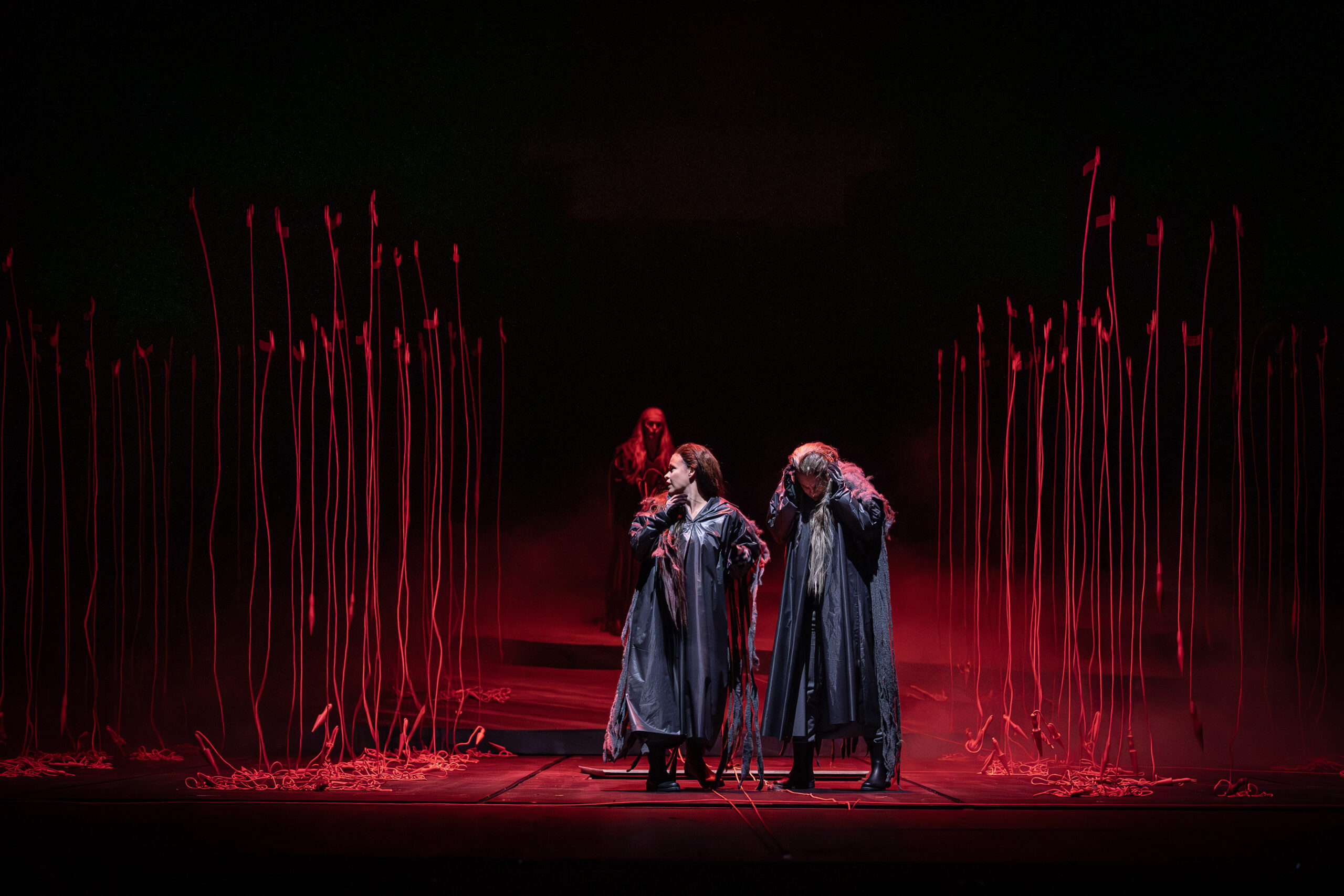 Visuelt stærke scener og mørke stemninger prægede Den Ny Operas opsætning af RAGNAROK. Foto: Lars Düwel.