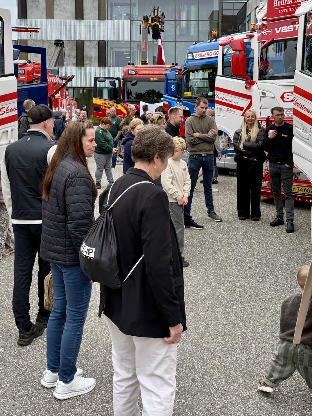 Lastbiler fra hele området fyldte pladsen ved Esbjerg Sygehus, hvor børn og familier kunne komme helt tæt på de store køretøjer. Pressefoto.