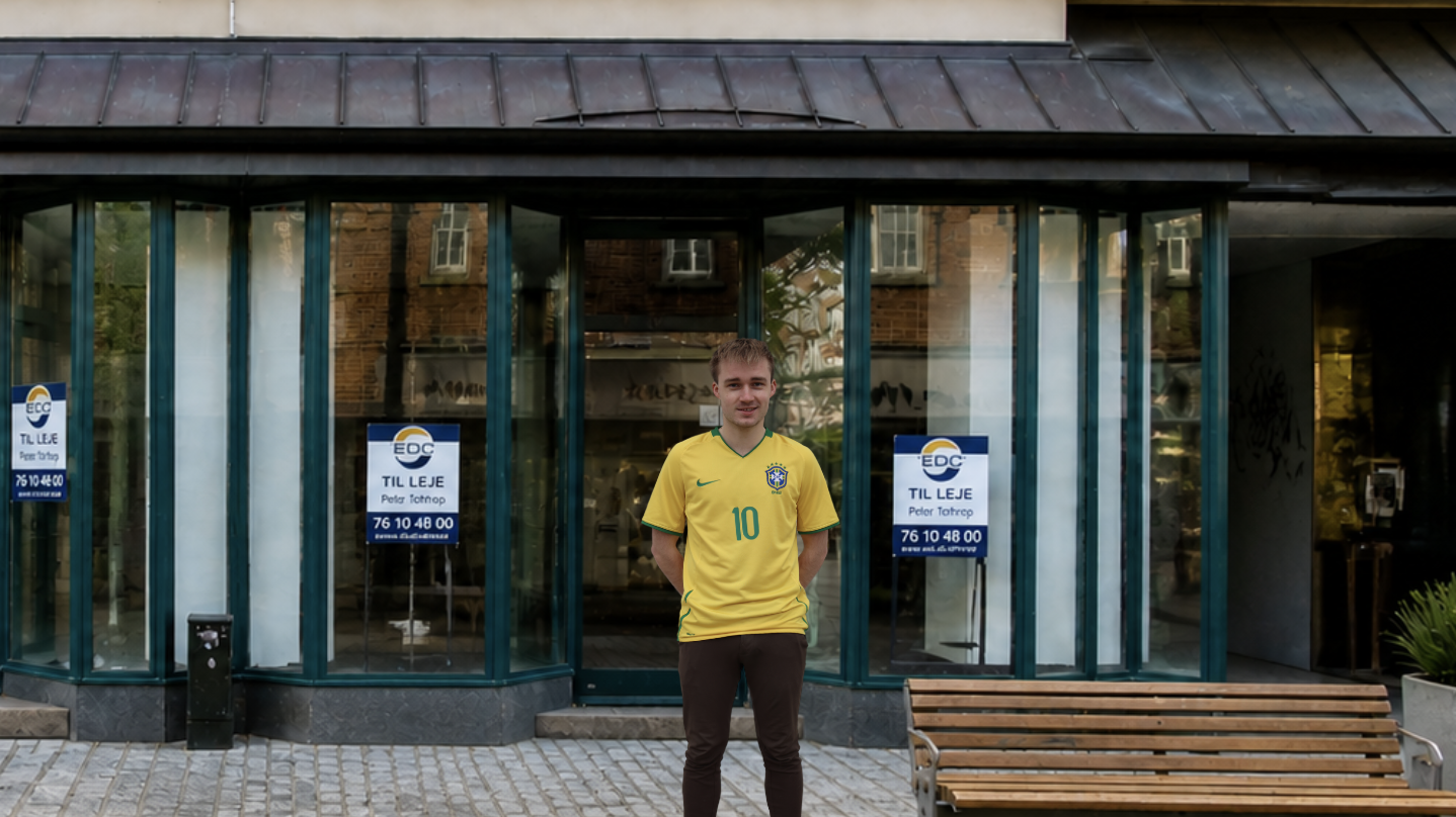 Joakim Mogensen foran lokalet i Kongensgade 86, hvor popupbutikken med sjældne fodboldtrøjer åbner i Esbjerg den 9. maj. PR-foto.