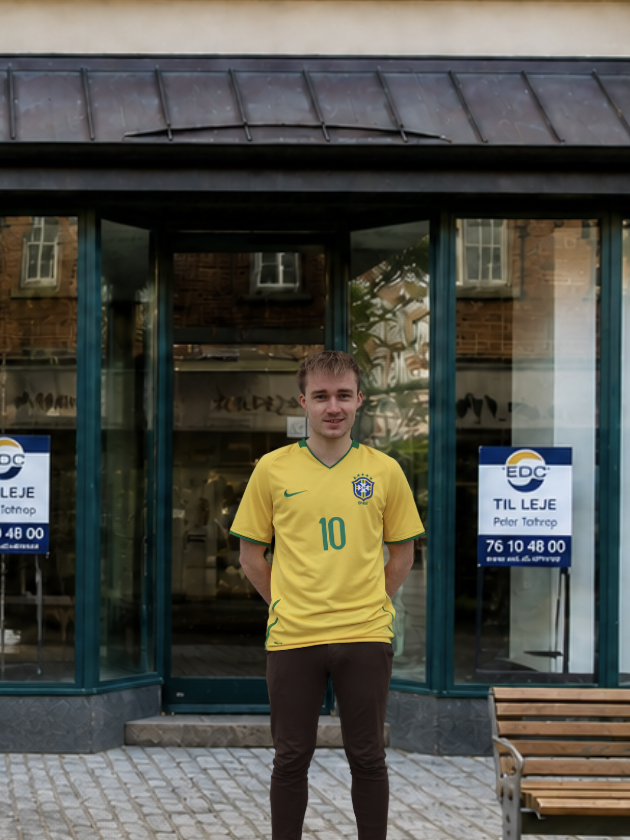 Joakim Mogensen foran lokalet i Kongensgade 86, hvor popupbutikken med sjældne fodboldtrøjer åbner i Esbjerg den 9. maj. PR-foto.