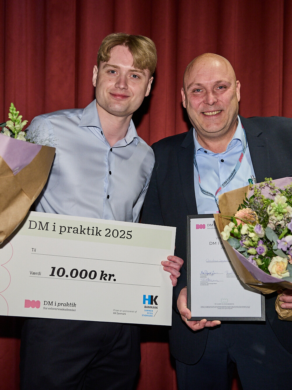 Pressefoto fra DM i Praktik 2025, hvor Christian Søgaard, finansbachelor og vinder af DM i Praktik 2025, ses sammen med René Andresen, praktikvejleder og markedsdirektør i Jyske Bank Herning. Foto: Mikkel Berg Pedersen.