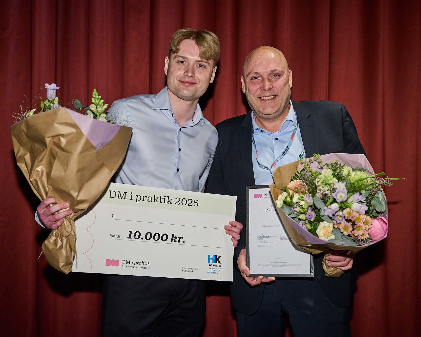 Pressefoto fra DM i Praktik 2025, hvor Christian Søgaard, finansbachelor og vinder af DM i Praktik 2025, ses sammen med René Andresen, praktikvejleder og markedsdirektør i Jyske Bank Herning. Foto: Mikkel Berg Pedersen.