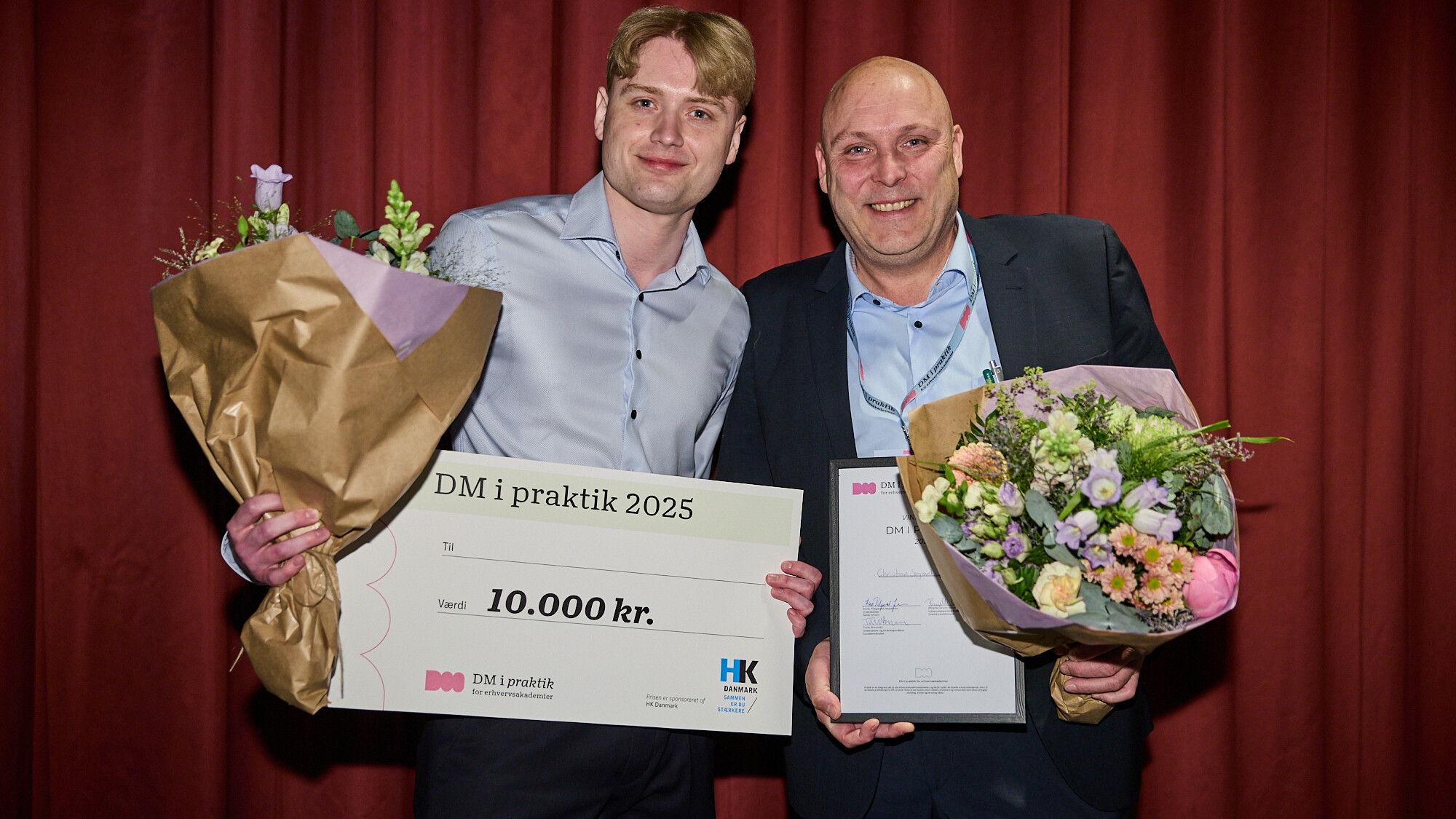 Pressefoto fra DM i Praktik 2025, hvor Christian Søgaard, finansbachelor og vinder af DM i Praktik 2025, ses sammen med René Andresen, praktikvejleder og markedsdirektør i Jyske Bank Herning. Foto: Mikkel Berg Pedersen.