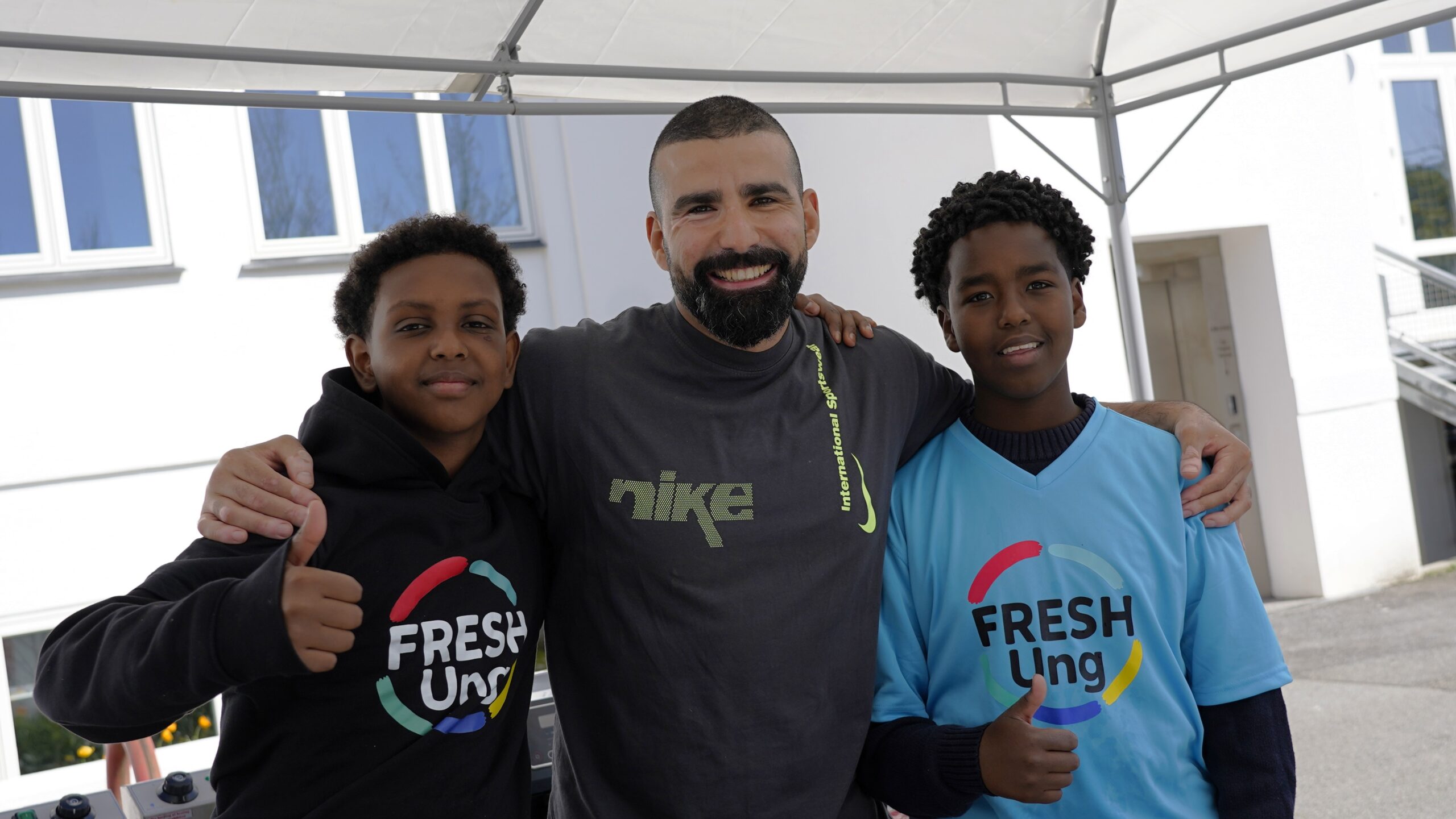 Mahmoud Zamzam fra FRESH Ung sammen med Hamsa og Abdimalik fra Bakkeskolen, der stod for mad og salg udenfor Tobakken. Foreningen arbejder blandt andet for at skabe sociale fællesskaber med plads til alle, styrke unges trivsel og fremme frivillighed, kreativitet og aktive fritidsfællesskaber i Esbjerg.