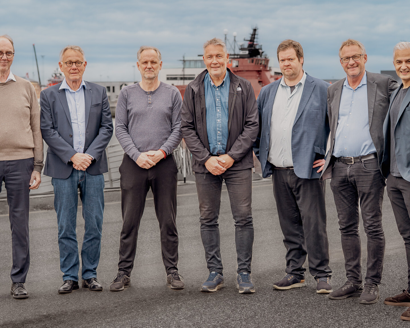 Fra venstre: Henry Heiberg, bestyrelsesformand for Endrupholm Invest ApS, Holger Refslund, bestyrelsesmedlem i Esbjerg Ugeavis Fond, sportsjournalisterne Ole Bruun og Chris Uldahl Pedersen, Fjodor Pedersen, stifter og redaktør af EsbjergLiv.dk, Kim Mortensen, bestyrelsesformand for MigogEsbjerg, samt Michael Qureshi, founder og chefredaktør for Min By Media. Pressefoto.