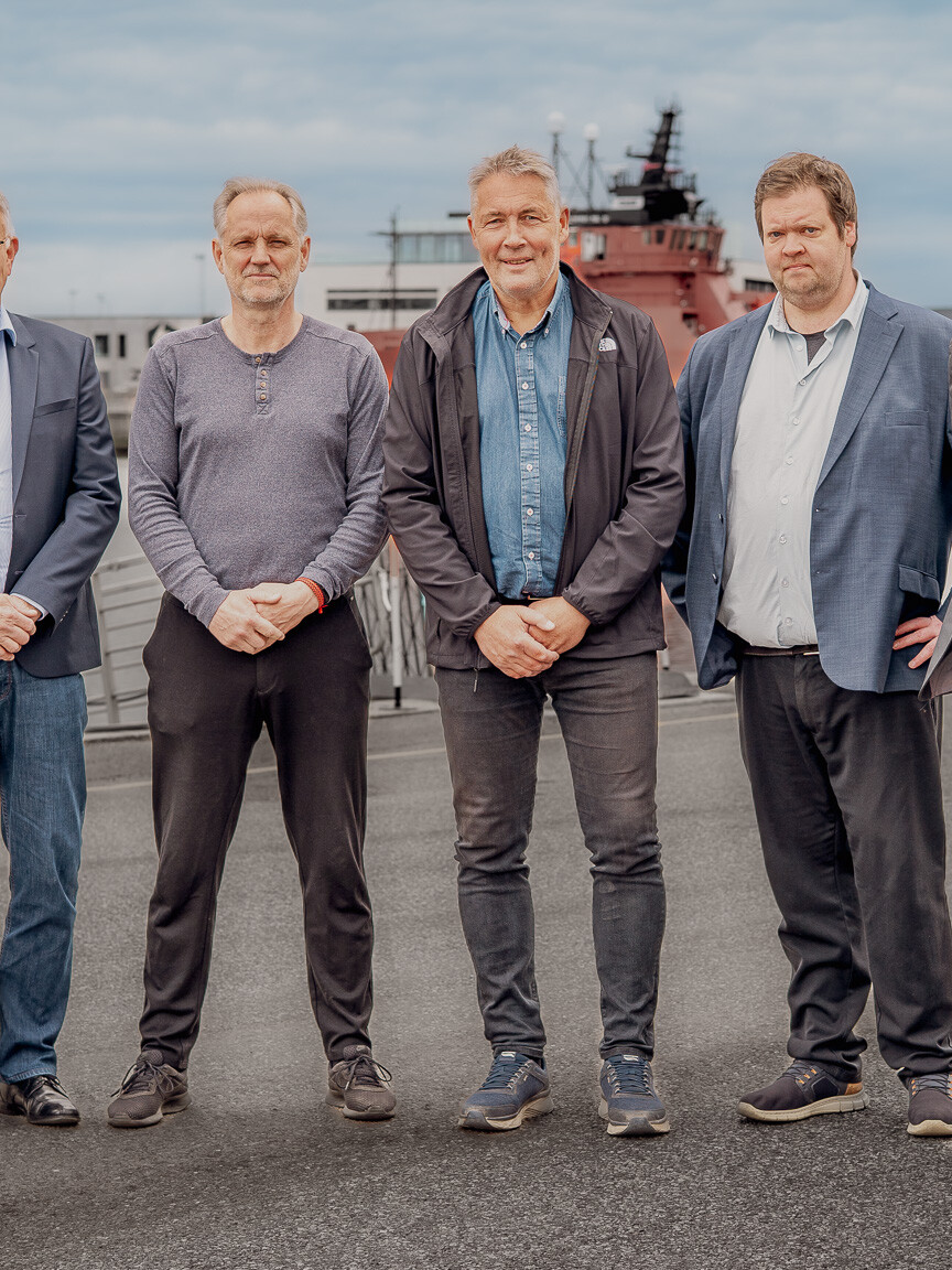 Fra venstre: Henry Heiberg, bestyrelsesformand for Endrupholm Invest ApS, Holger Refslund, bestyrelsesmedlem i Esbjerg Ugeavis Fond, sportsjournalisterne Ole Bruun og Chris Uldahl Pedersen, Fjodor Pedersen, stifter og redaktør af EsbjergLiv.dk, Kim Mortensen, bestyrelsesformand for MigogEsbjerg, samt Michael Qureshi, founder og chefredaktør for Min By Media. Pressefoto.