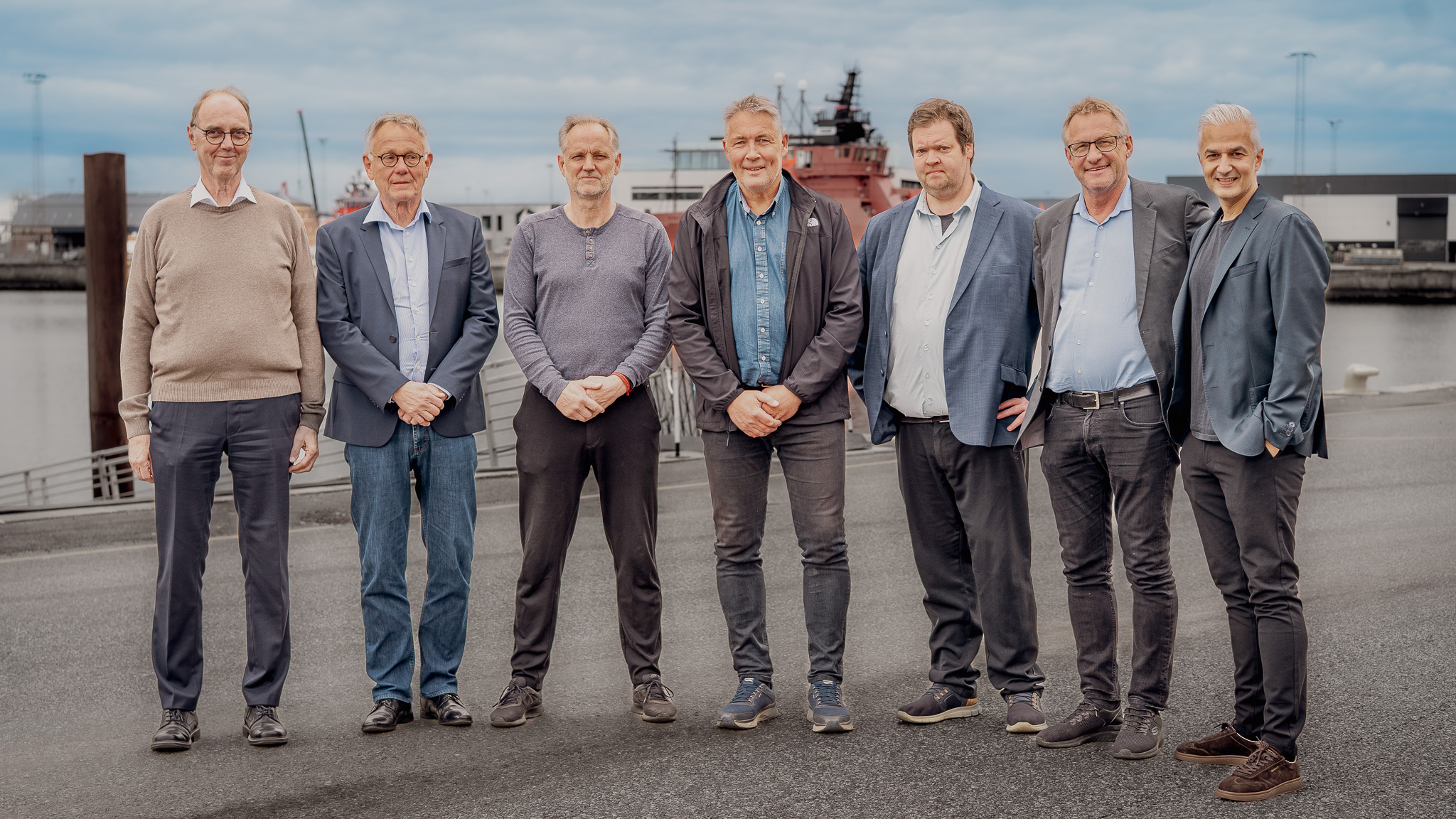 Fra venstre: Henry Heiberg, bestyrelsesformand for Endrupholm Invest ApS, Holger Refslund, bestyrelsesmedlem i Esbjerg Ugeavis Fond, sportsjournalisterne Ole Bruun og Chris Uldahl Pedersen, Fjodor Pedersen, stifter og redaktør af EsbjergLiv.dk, Kim Mortensen, bestyrelsesformand for MigogEsbjerg, samt Michael Qureshi, founder og chefredaktør for Min By Media. Pressefoto.