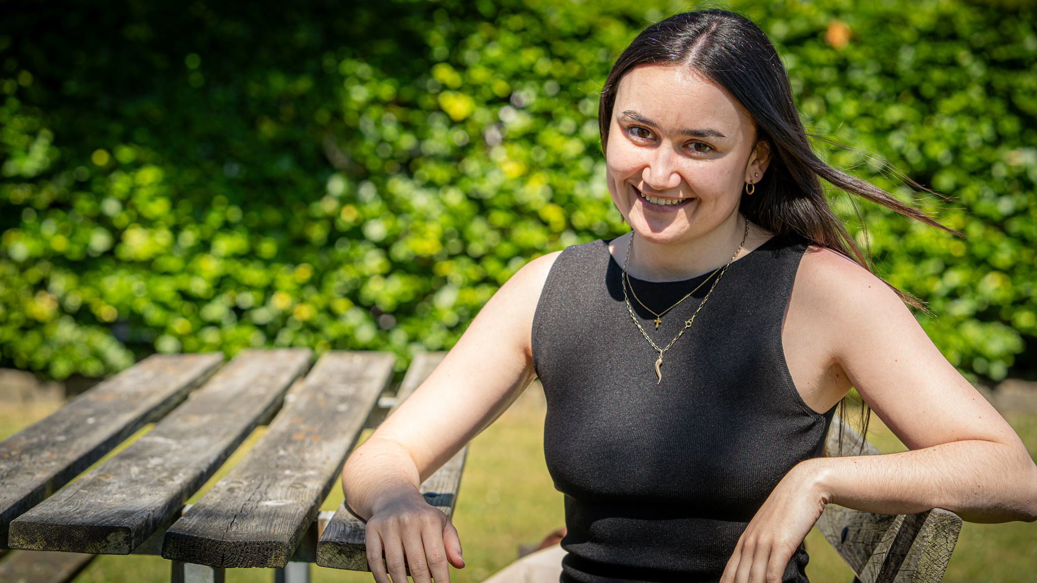 Carla Molina kom til Esbjerg som Erasmus-studerende sidste sommer. Det ene studieår er siden blevet til to, fordi den spanske sanger har forelsket sig i både konservatoriet, byen og det lokale musikmiljø. Foto: Fjodor Pedersen.