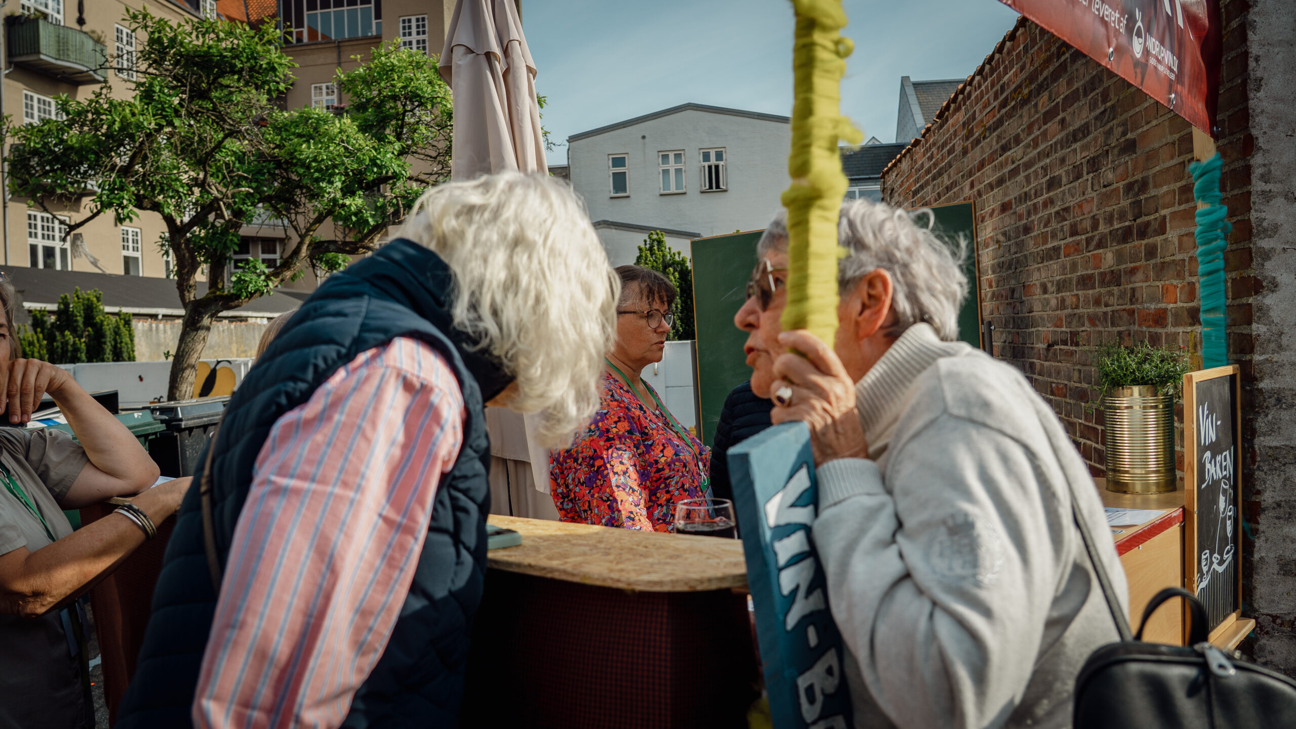 SeniorFestival handler ikke kun om musik. Det handler også om fællesskab, nye bekendtskaber og tid til at være sammen. Og ungdommelig hvisken mellem veninder i vinbaren. Foto: Fjodor Pedersen.