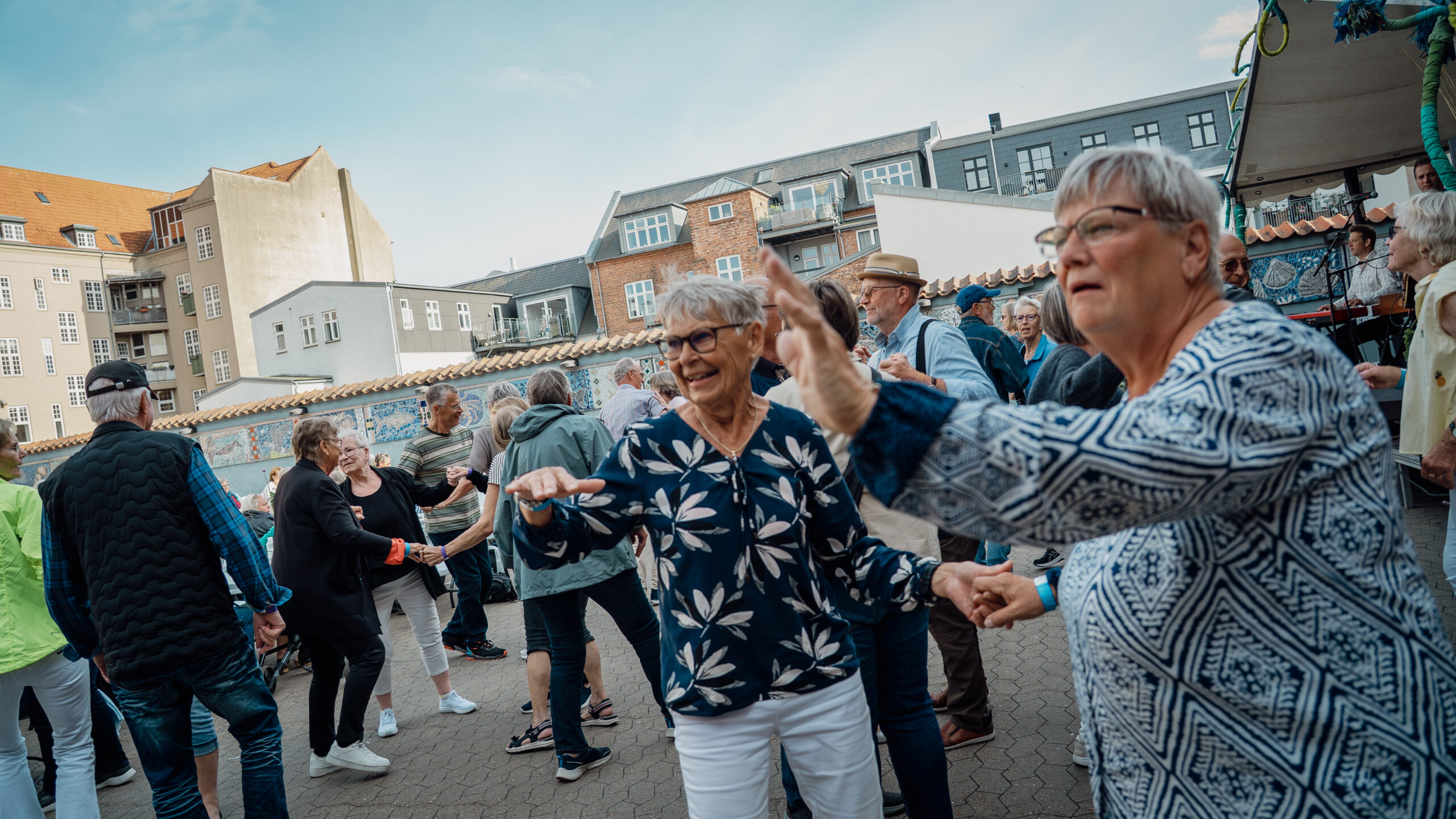 Der blev ikke sparet på danseglæden ved SeniorFestival 2026. Foran scenen fandt mange hurtigt rytmen, mens andre nød musikken fra sidelinjen.