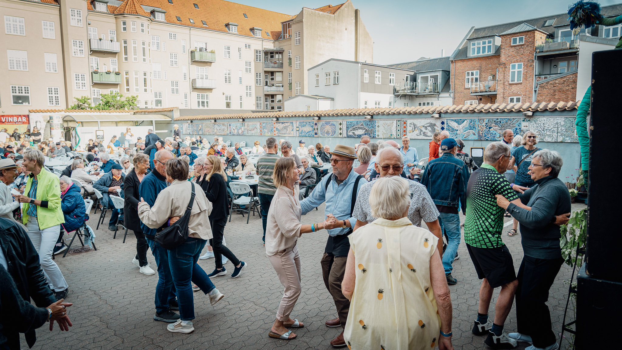 Dansegulvet opstod nærmest af sig selv. Ét par blev til flere, og snart var pladsen foran scenen fyldt med dansende festivalgæster. Foto: Fjodor Pedersen.