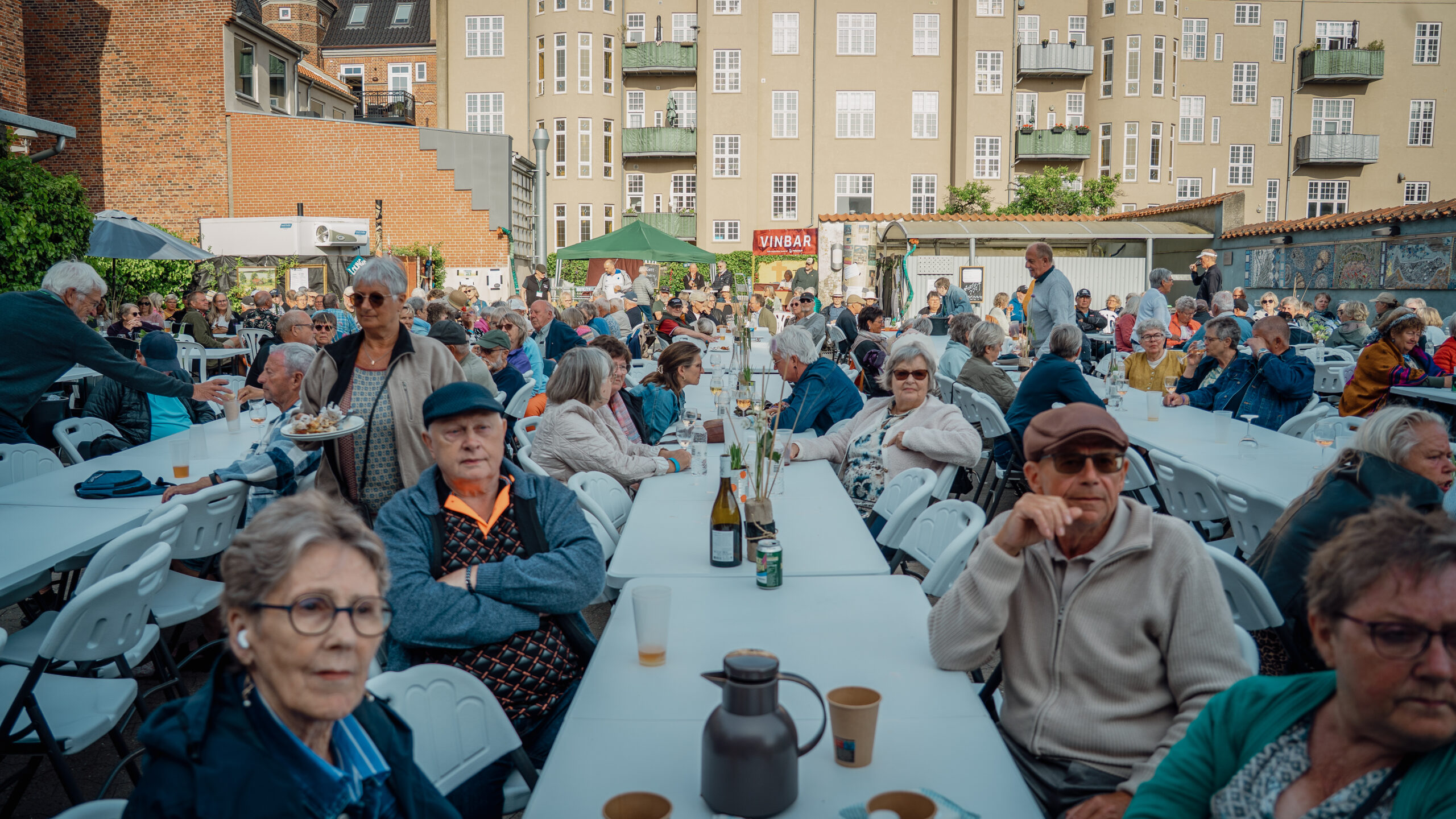 De lange borde var fyldt fra start til slut, mens gæsterne nød solen, musikken og selskabet i de hyggelige omgivelser. Foto: Fjodor Pedersen.