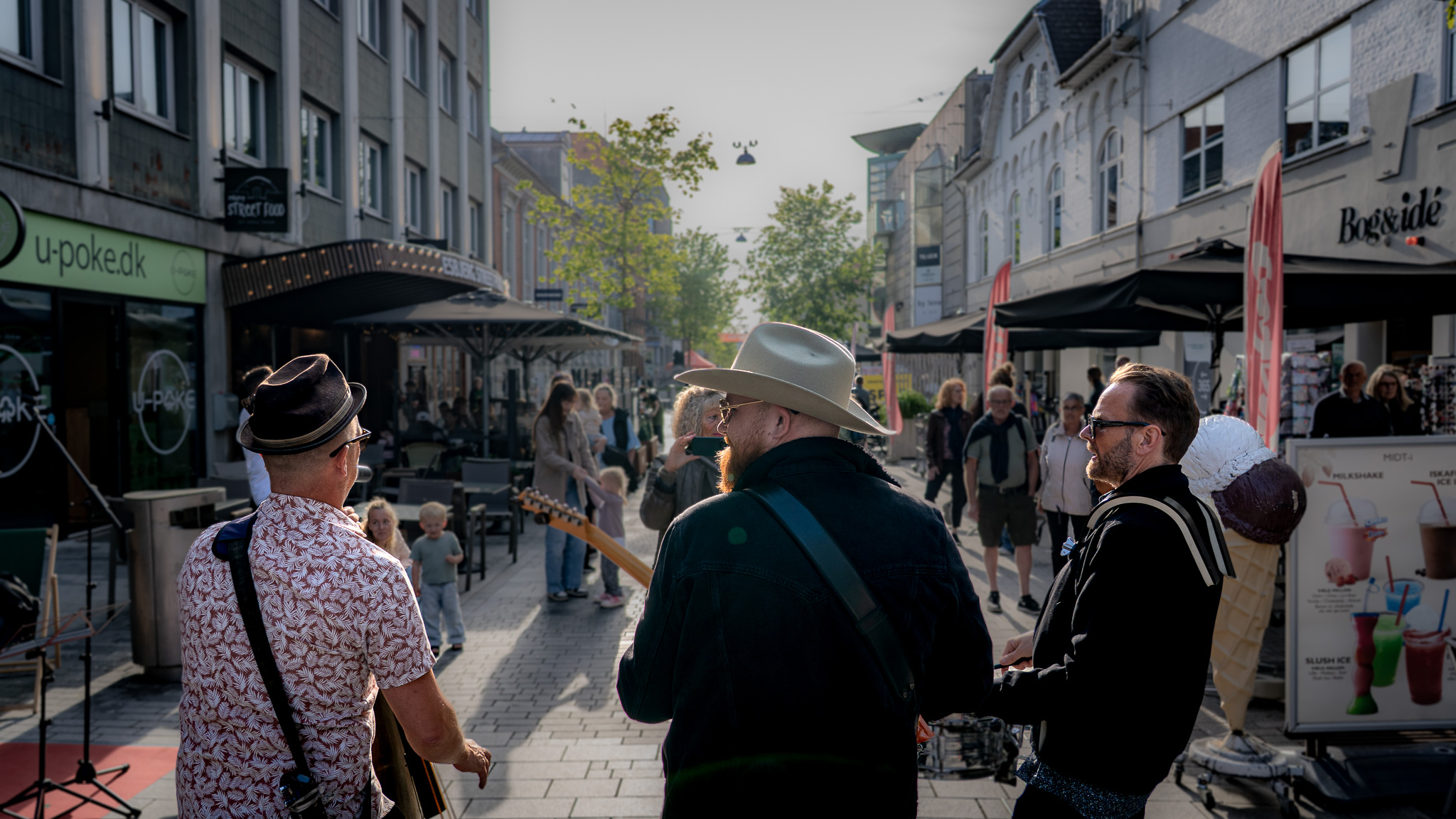 Trioen Jumpin' Jacks sørgede for rockabilly-toner og højt humør blandt de handlende i Esbjergs bymidte. Foto: Fjodor Pedersen.