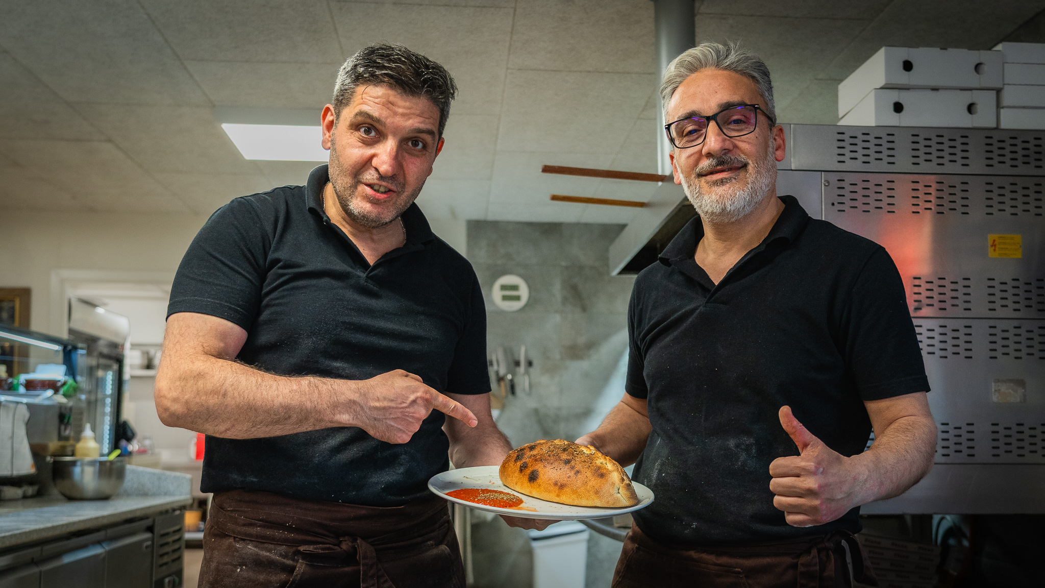 Medhjælperen Benjamin (tv) gør en dyd ud af serveringen. Foto: Fjodor Pedersen.