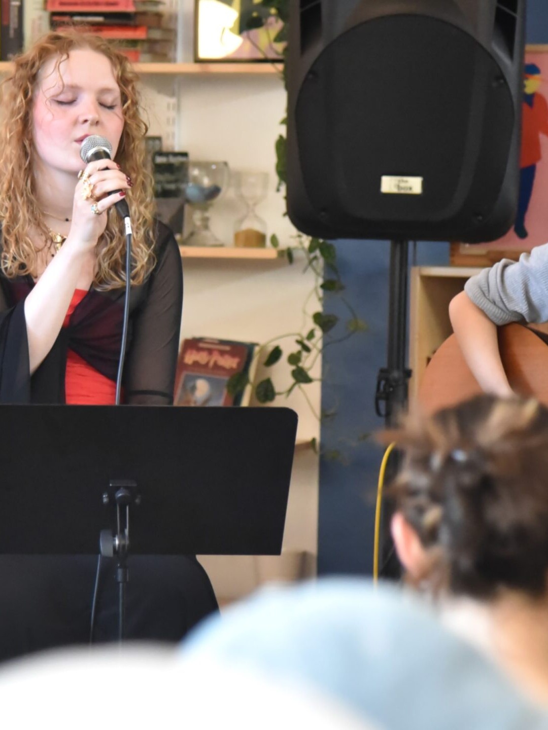 Grundform Festival byder på både rytmiske og klassiske musikoplevelser, når unge musikere og sangskrivere fylder Platformen med live-musik den 17. juni. Foto: Grundform Festival.