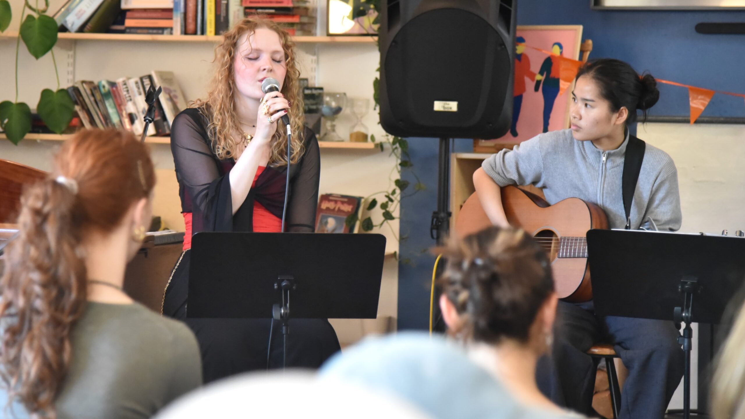 Grundform Festival byder på både rytmiske og klassiske musikoplevelser, når unge musikere og sangskrivere fylder Platformen med live-musik den 17. juni. Foto: Grundform Festival.