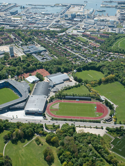 Luftfoto af Esbjerg Idrætspark ved Gl. Vardevej, der i 2026 fejrer 100 år som samlingspunkt for sport, fællesskab og store oplevelser i byen. Pressefoto.