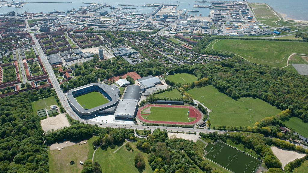 Luftfoto af Esbjerg Idrætspark ved Gl. Vardevej, der i 2026 fejrer 100 år som samlingspunkt for sport, fællesskab og store oplevelser i byen. Pressefoto.