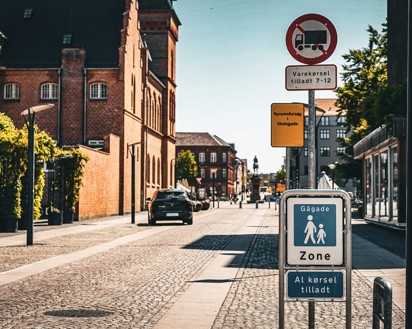 Det er noget af en skilteskov, der møder bilisterne fra både Kirkegade, Torvegade og Englandsgade. Foto: Fjodor Pedersen.