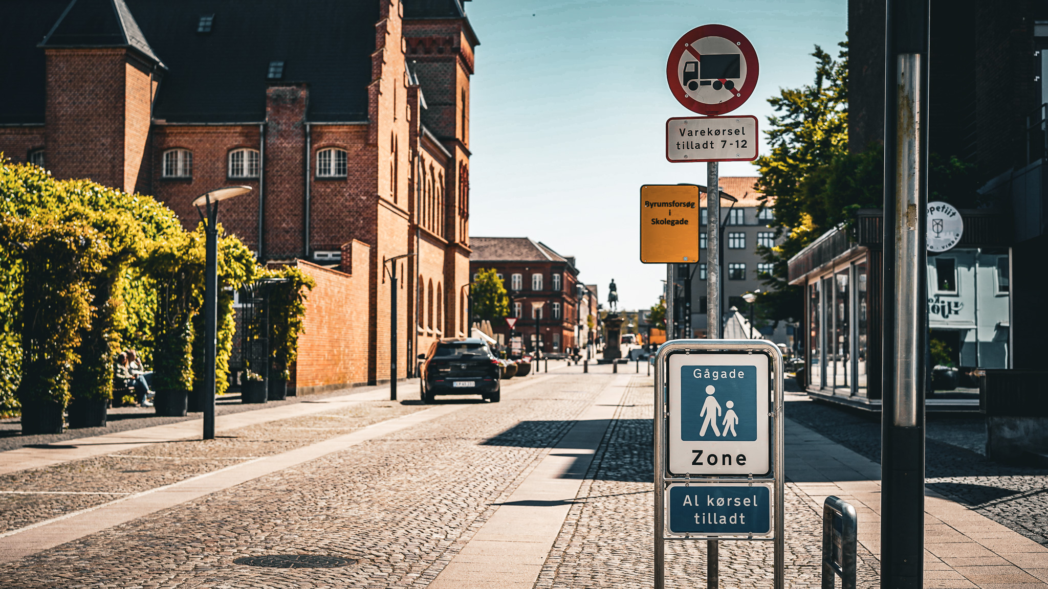 Det er noget af en skilteskov, der møder bilisterne fra både Kirkegade, Torvegade og Englandsgade. Foto: Fjodor Pedersen.