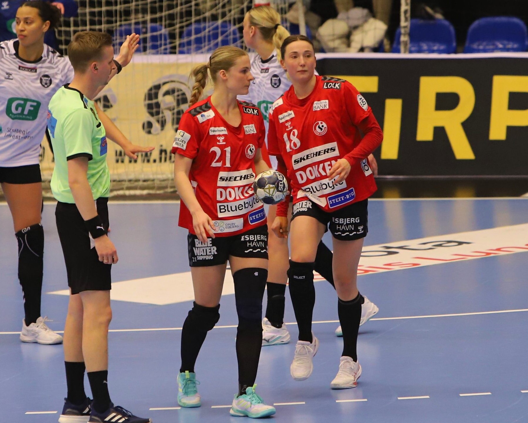 Helene Kindberg og Olivia Löfqvist gør hinanden gode i det offensive spil. Foto: Johnny Tauman.