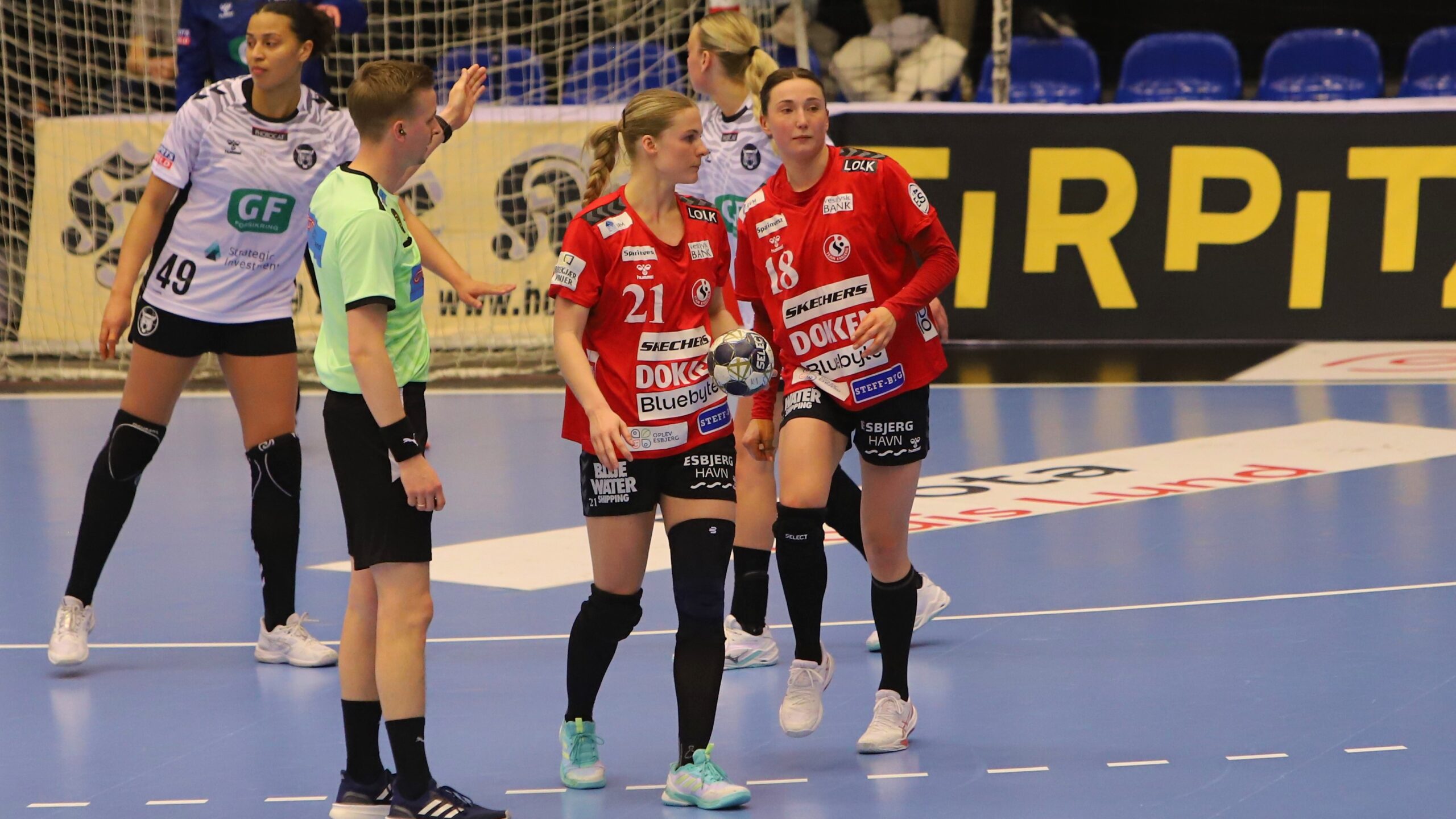 Helene Kindberg og Olivia Löfqvist gør hinanden gode i det offensive spil. Foto: Johnny Tauman.