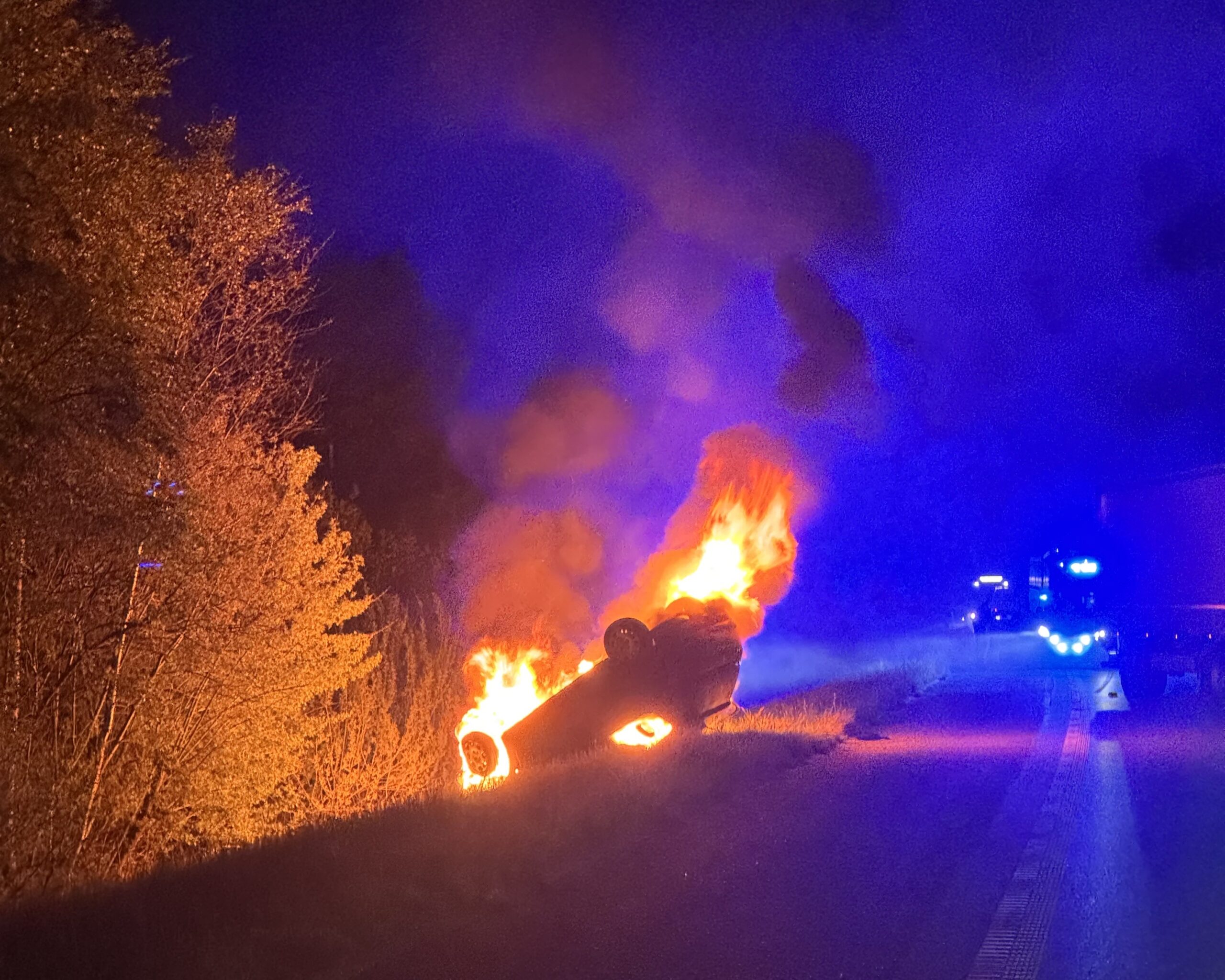 Bare 30-40 sekunder efter redningen var bilen fuldstændig overtændt. En af de tre unge mænd nåede dog at snuppe et billede. Privatfoto.