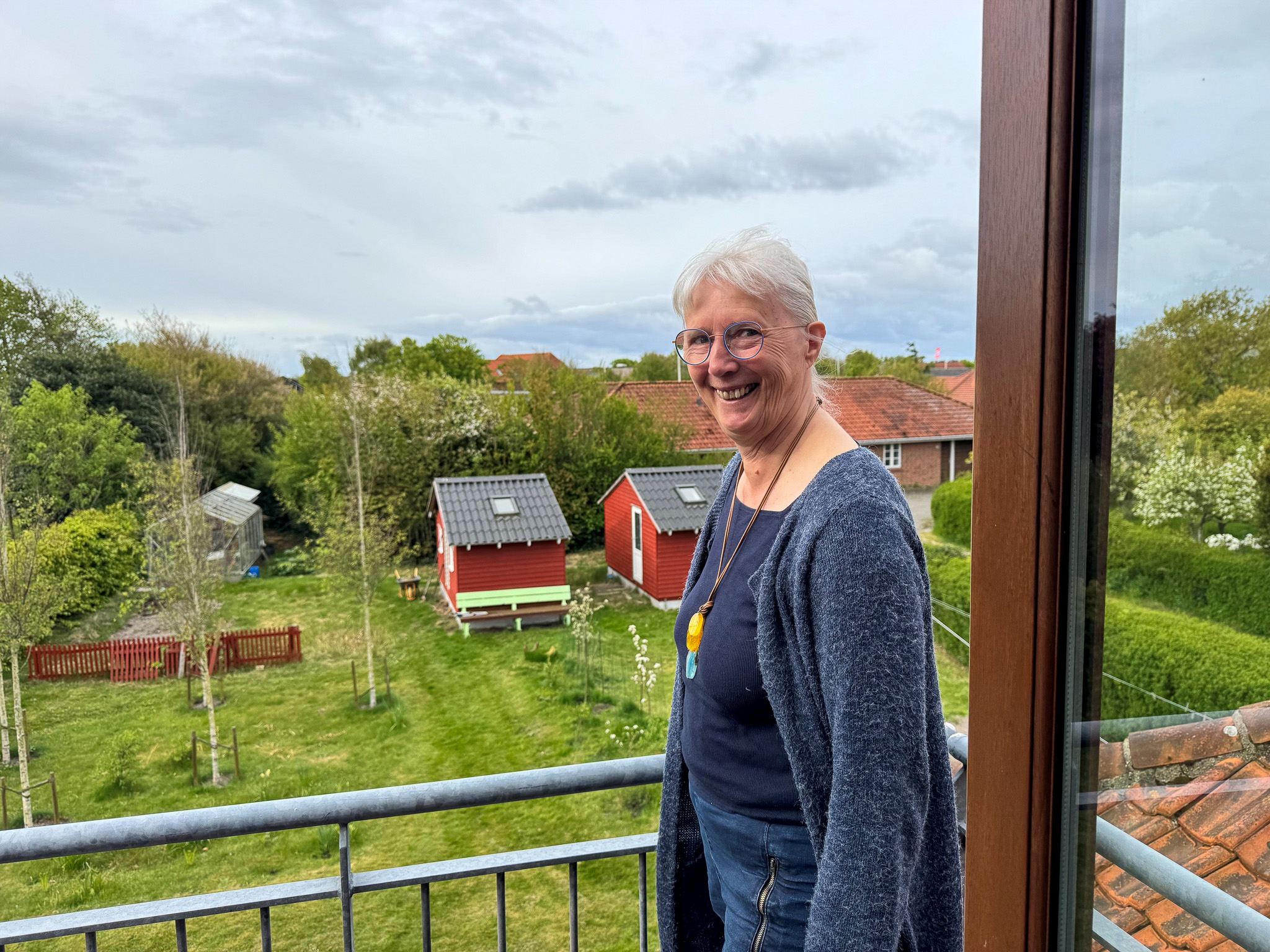Fra boligen i Nordby er der udsigt til have, høns og små røde træhuse, som fremover skal danne ramme om Inkens værksted og atelier. Foto: Pressefoto.