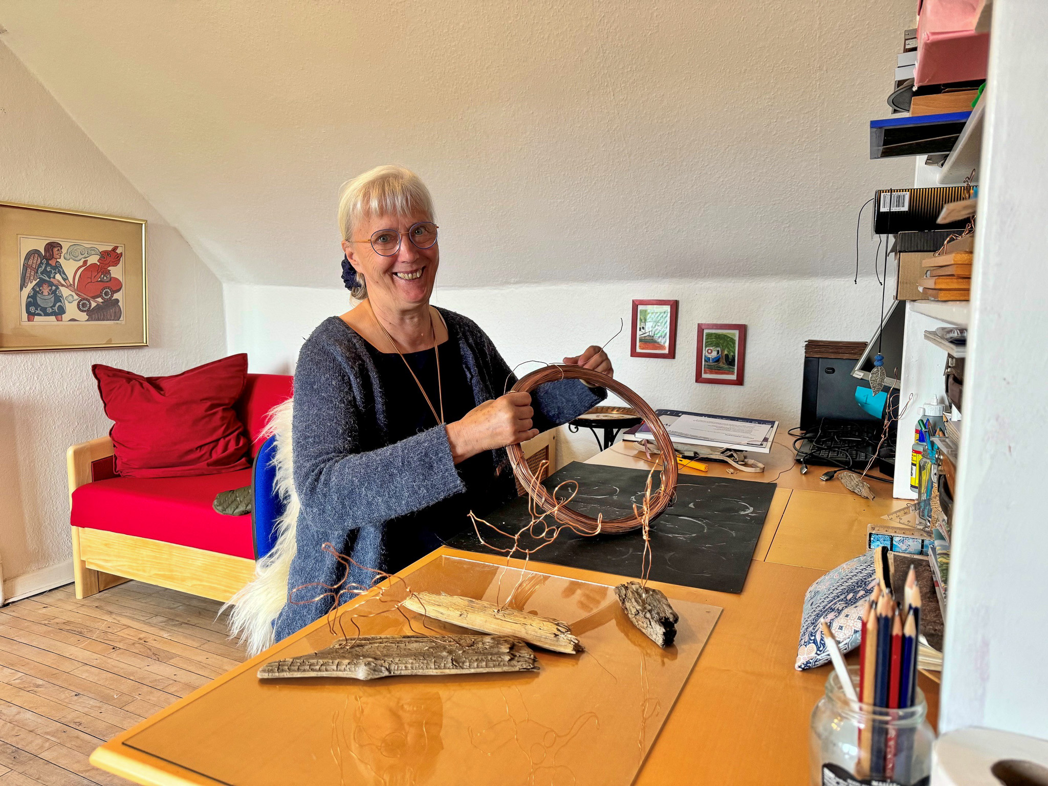 Kobbertråd, drivtømmer og fund fra stranden bliver til kunst i Inkens arbejdsværelse, hvor Vadehavet er en konstant inspirationskilde. Foto: Pressefoto.