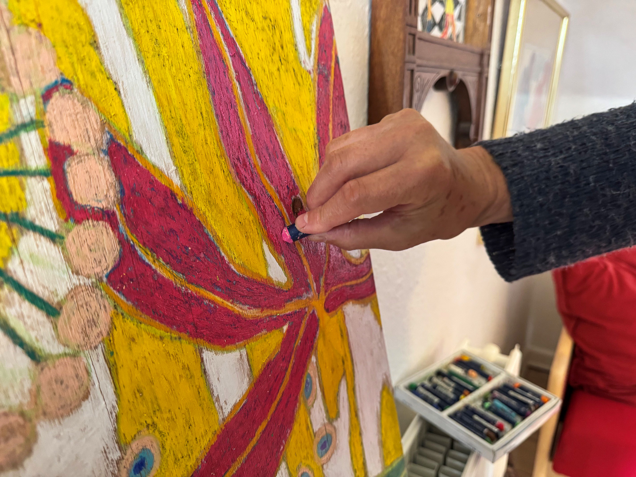 Detaljer, farver og materialer fylder meget i Inkens kunstneriske univers, hvor processen er mindst lige så vigtig som resultatet. Foto: Pressefoto.