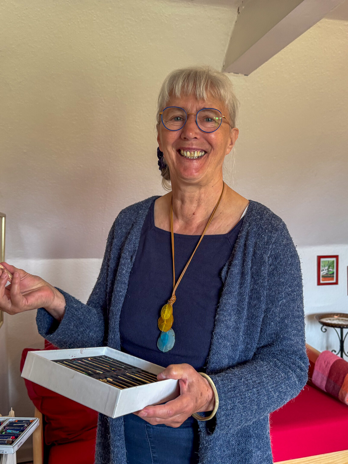 Med et smil og et stykke pastelkridt i hånden gør Inken Meinertz kunsten nærværende og tilgængelig for alle – uanset erfaring. Foto: Pressefoto.