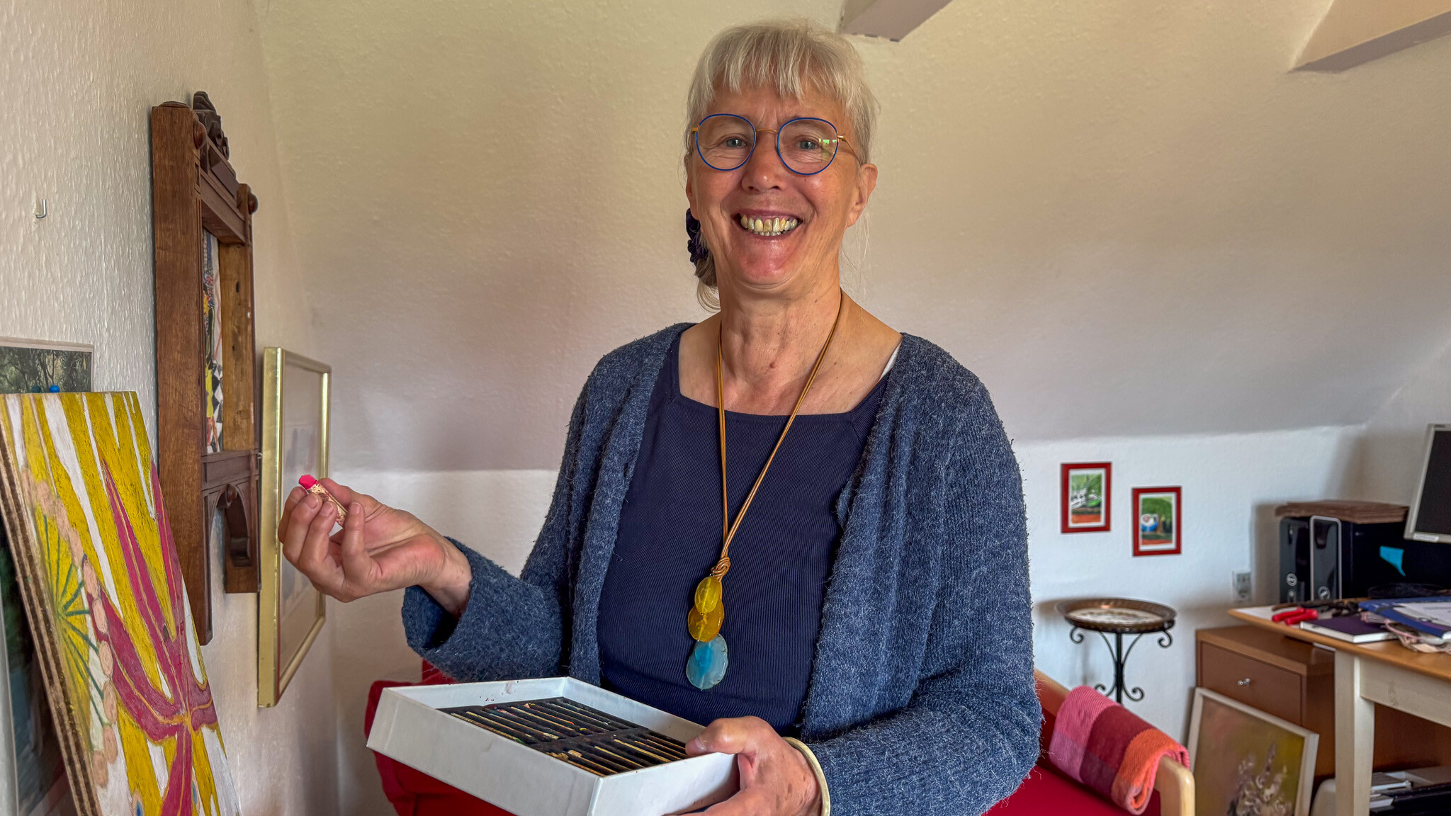 Med et smil og et stykke pastelkridt i hånden gør Inken Meinertz kunsten nærværende og tilgængelig for alle – uanset erfaring. Foto: Pressefoto.