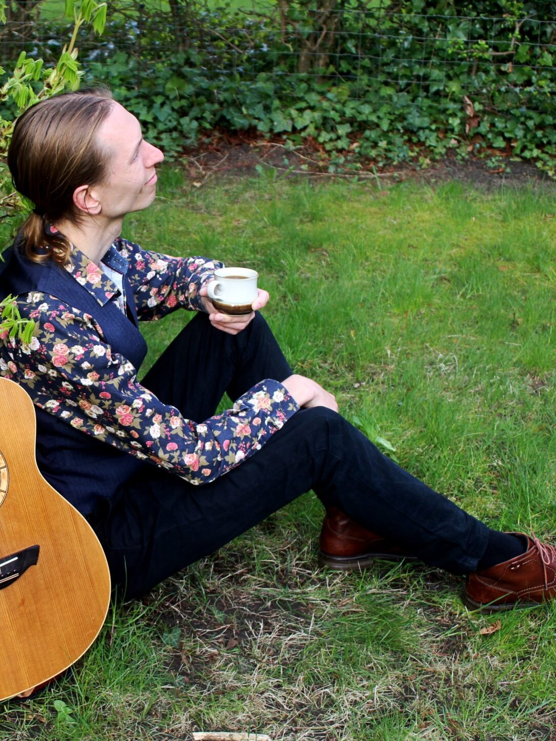 Guitaristen Johannes Christensen afslutter sin uddannelse på folkemusiklinjen med en offentlig kandidatkoncert på Syddansk Musikkonservatorium den 1. juni. Pressefoto.