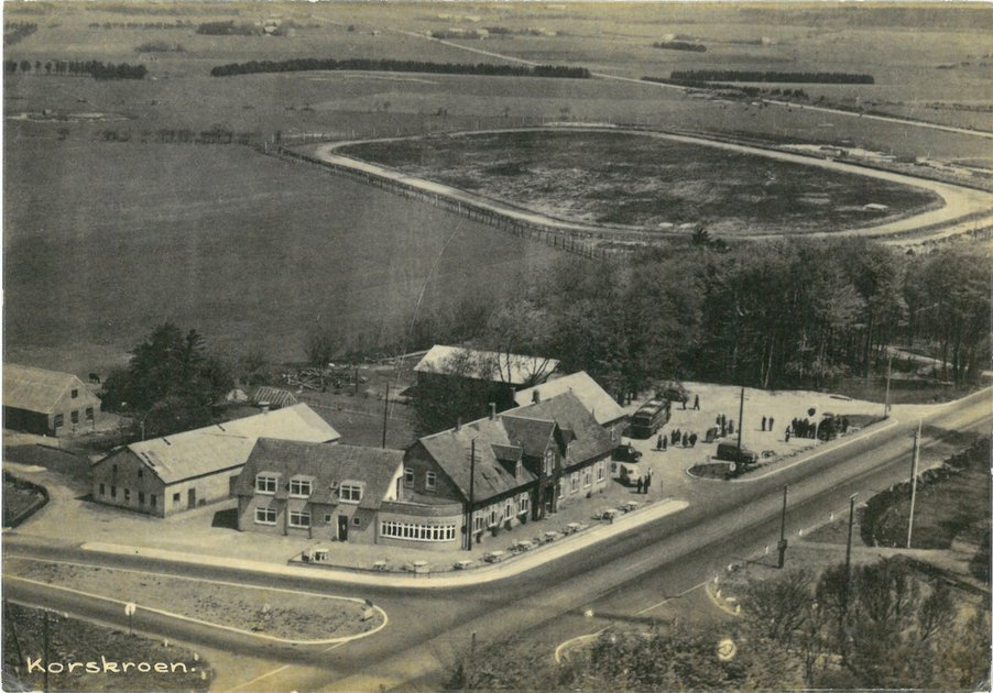 Efter en brand bliver Korskroen genopbygget. Billedet her er fra 1936. Sådan så selve krobygningen ud, da Peder Møller drev den - og kroen havde sine velmagtsdage. Bag kroen ses motorbanen. PR-foto.