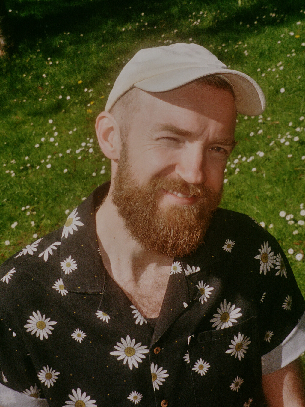 Den esbjergensiske musiker Mikael Kærsgaard har for nyligt udgivet personlig single om nærvær, natur og livet som far. Foto: Dennis Morton.