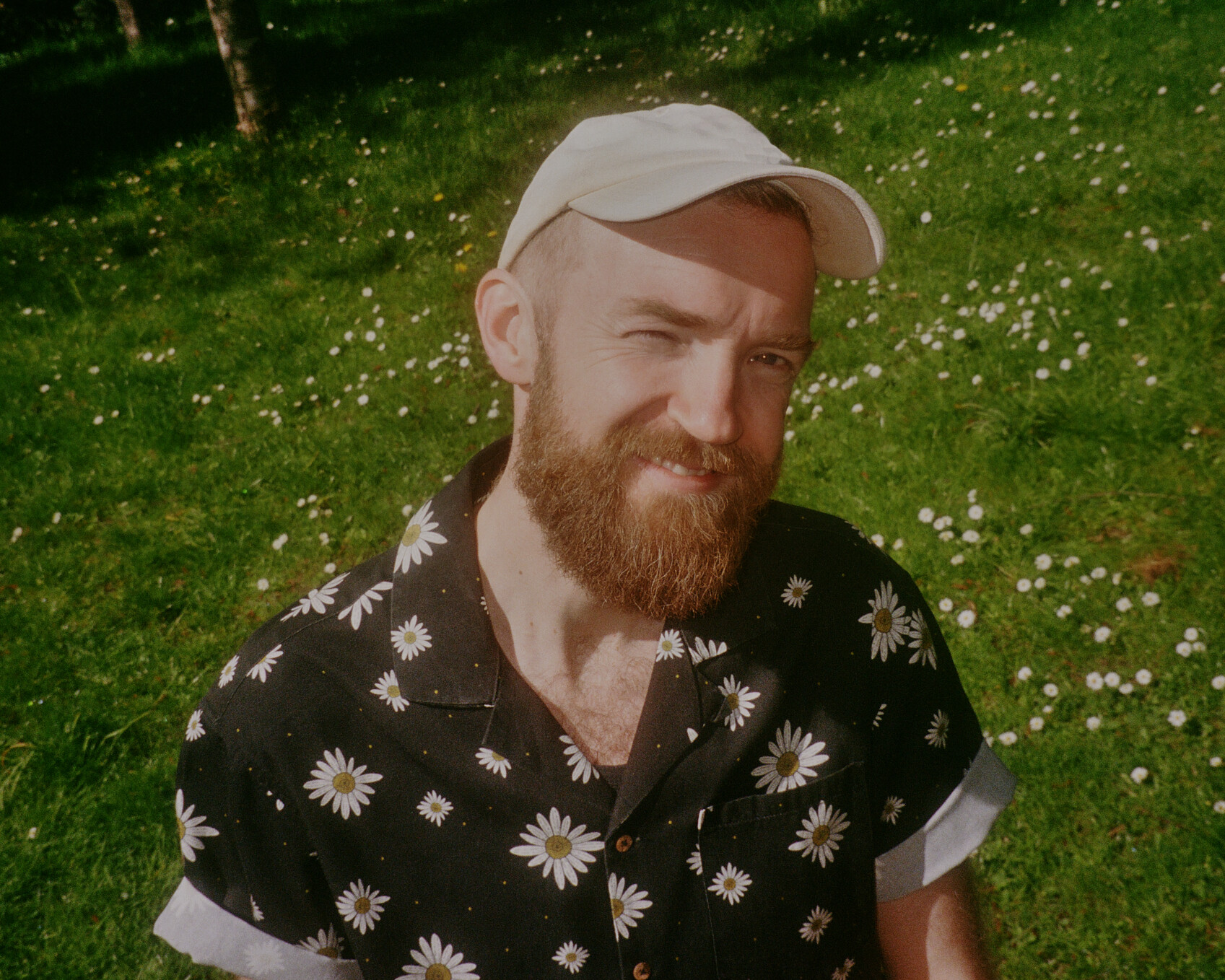 Den esbjergensiske musiker Mikael Kærsgaard har for nyligt udgivet personlig single om nærvær, natur og livet som far. Foto: Dennis Morton.