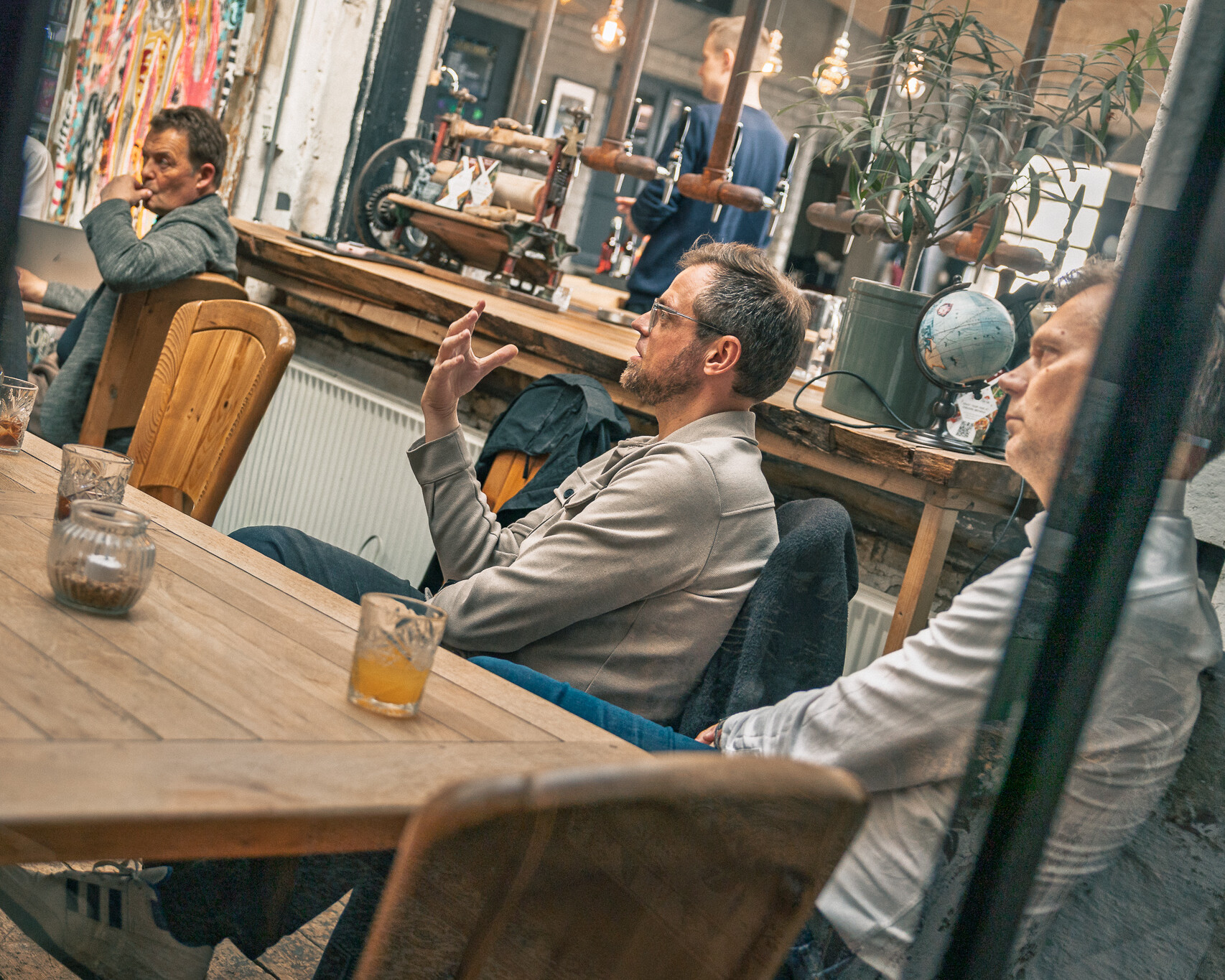 Omkring 20 erhvervsfolk deltog i Momentums første event. Det er meningen at lokation og deltagere skal gå på skift alt efter emne og behov. Foto: Thomas Rytter/Storytellers.dk.