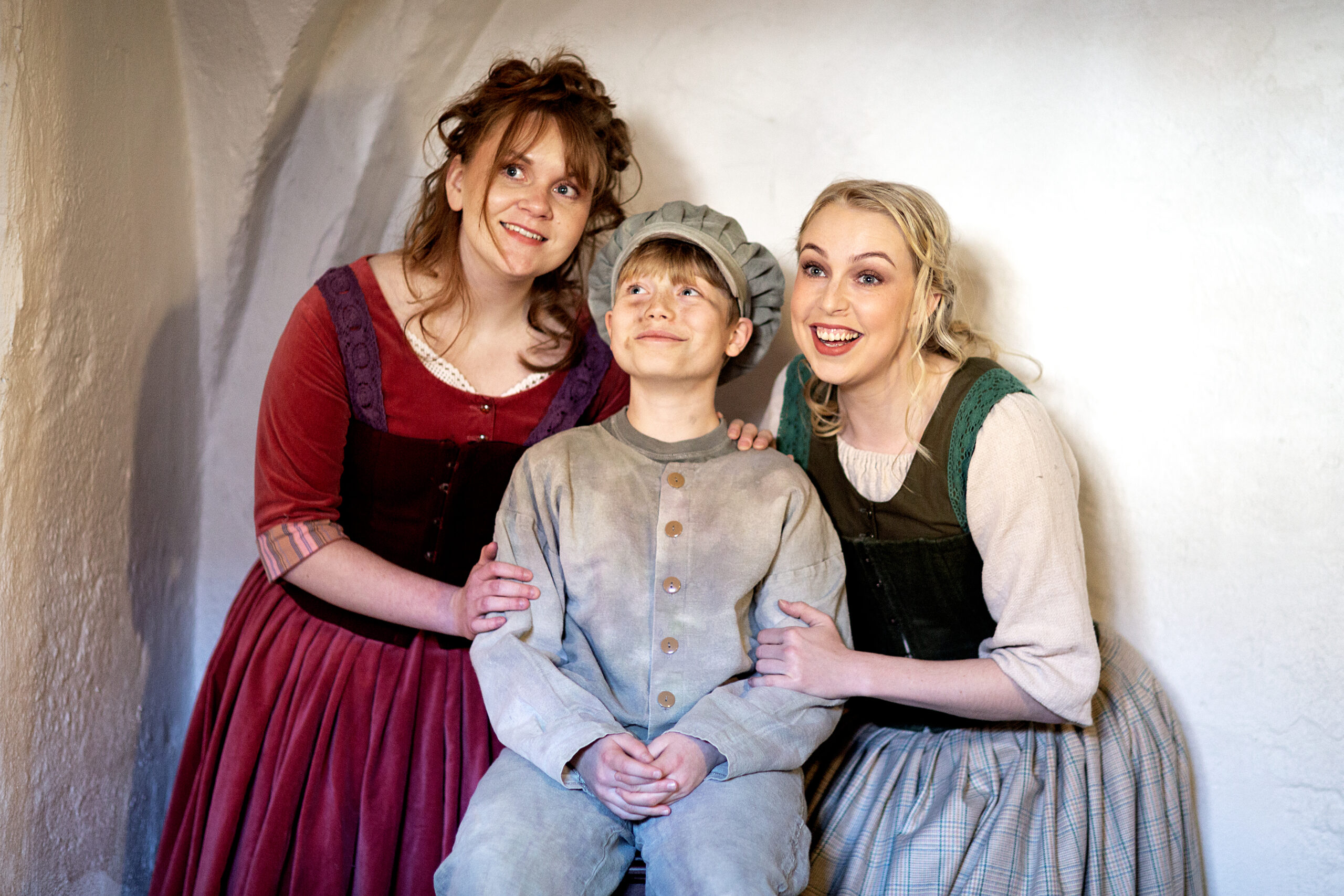 Merle-Marie Brinch spiller Nancy i “Oliver!” og ses her sammen med Storm Emil Brogård Falkengren som Oliver og Sanne Halkjær Hebsgaard som Betsy. PR-foto.