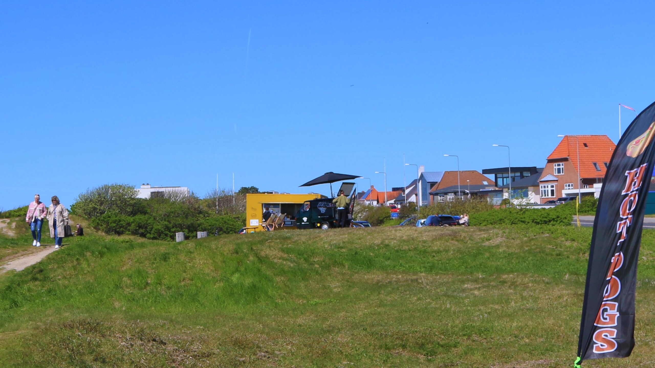 Parkering, Lækkerbilen og kaffevognen holder lidt længere ud af Sædding Strandvej. Foto: Johnny Tauman.