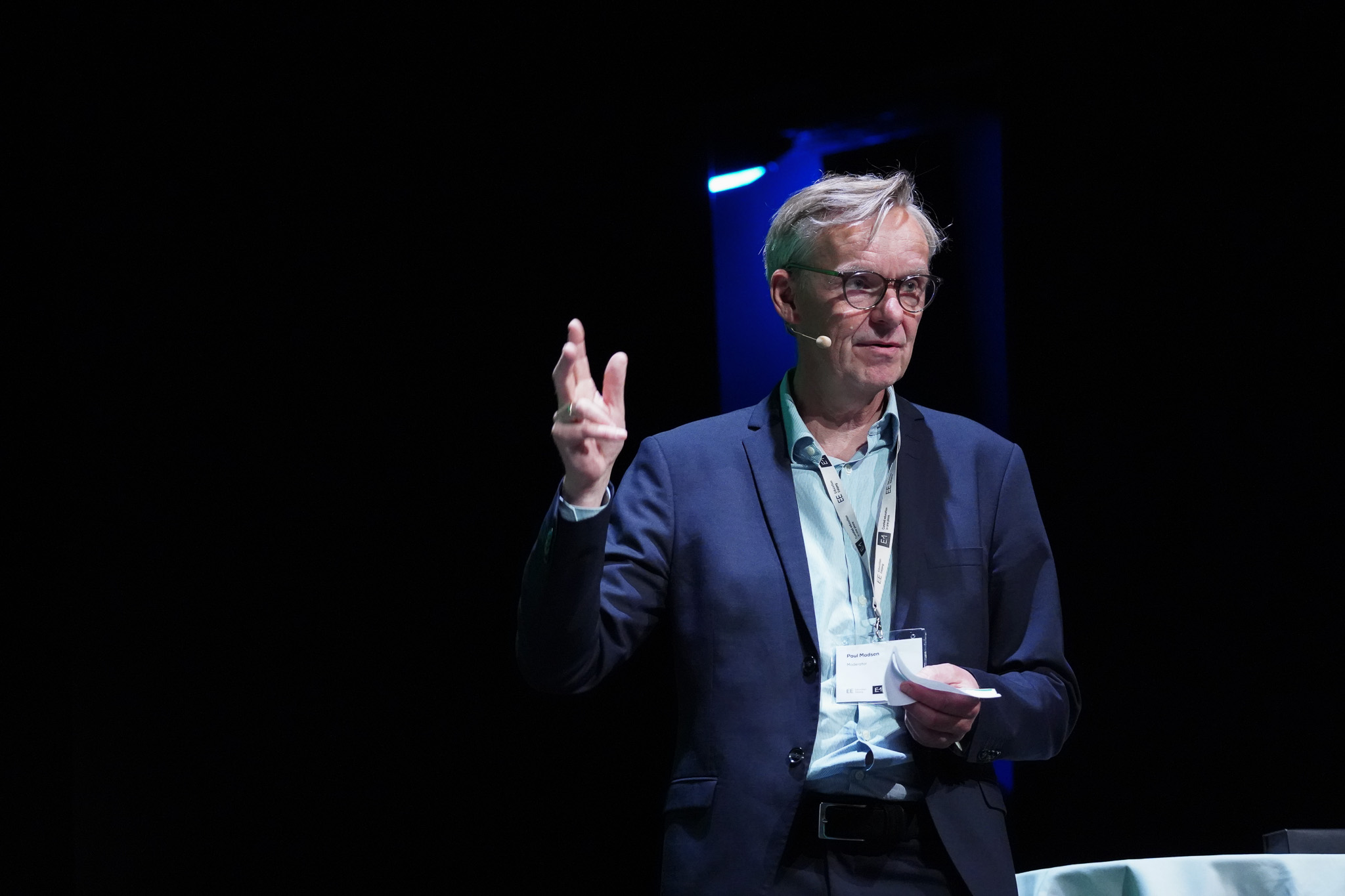 Forfatter og forhenværende chefredaktør Poul Madsen var moderator ved Education Esbjergs årsmøde. Foto: Education Esbjerg.